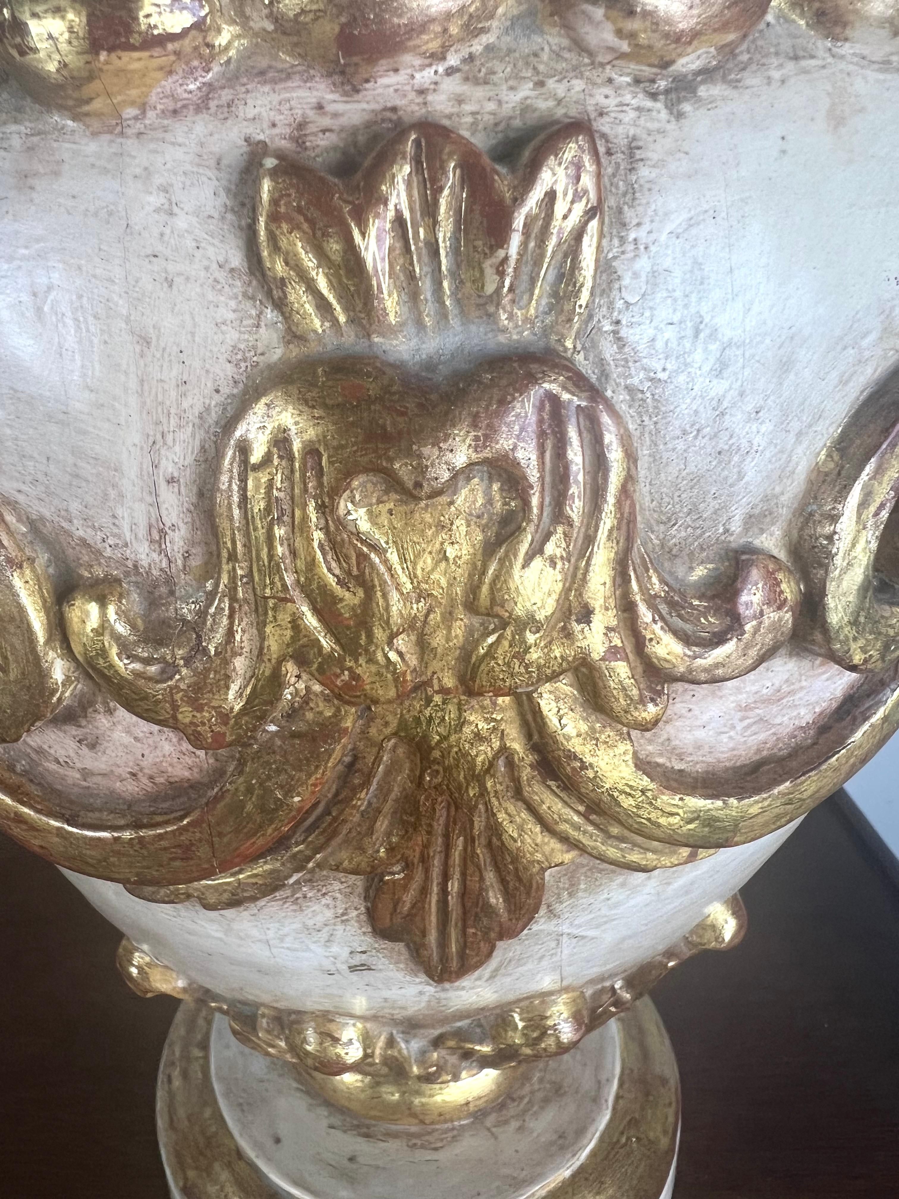 Paire de lampes italiennes peintes et dorées à la feuille avec abat-jours en parchemin en vente 9