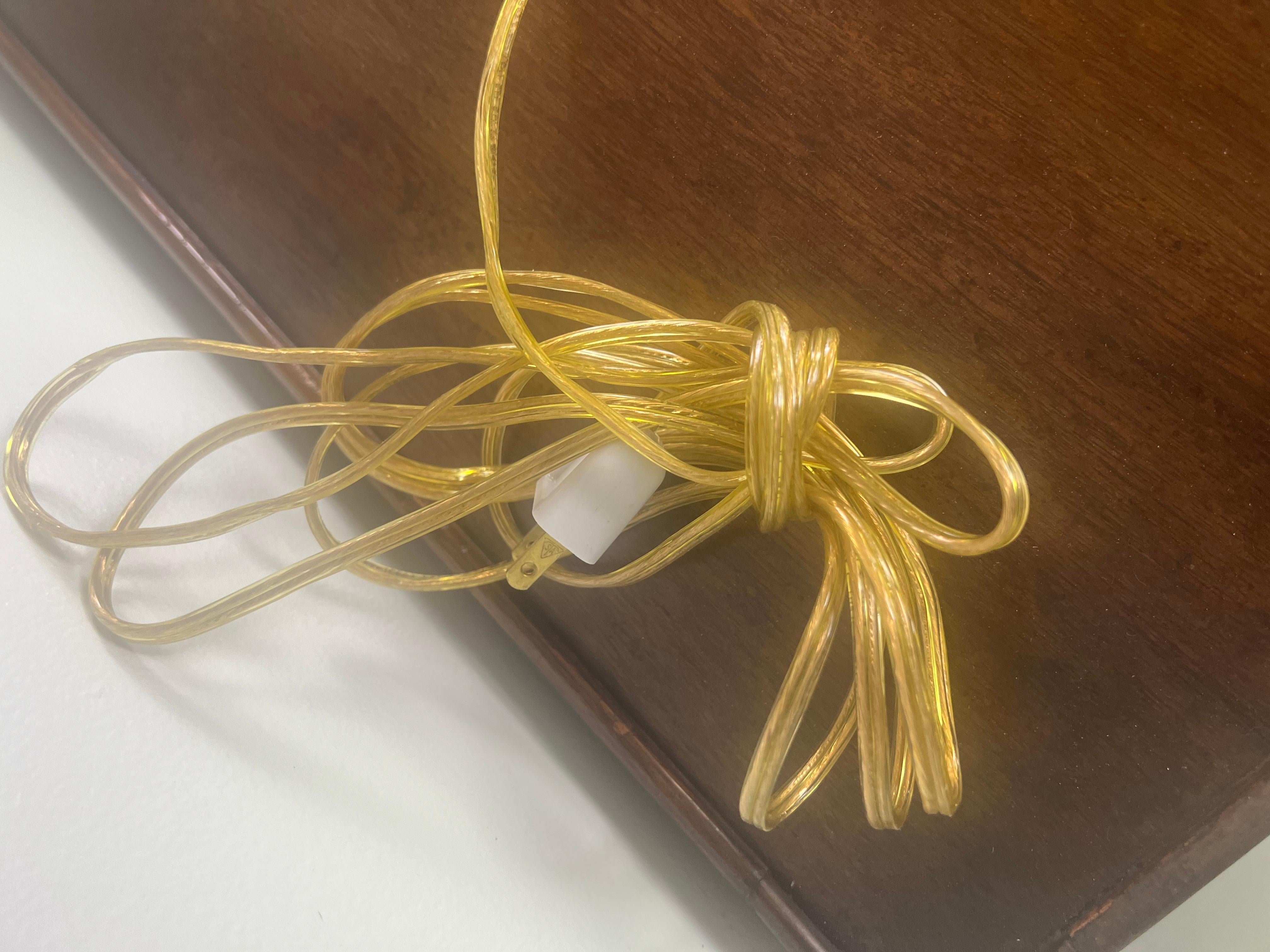 Paire de lampes italiennes peintes et dorées à la feuille avec abat-jours en parchemin en vente 10