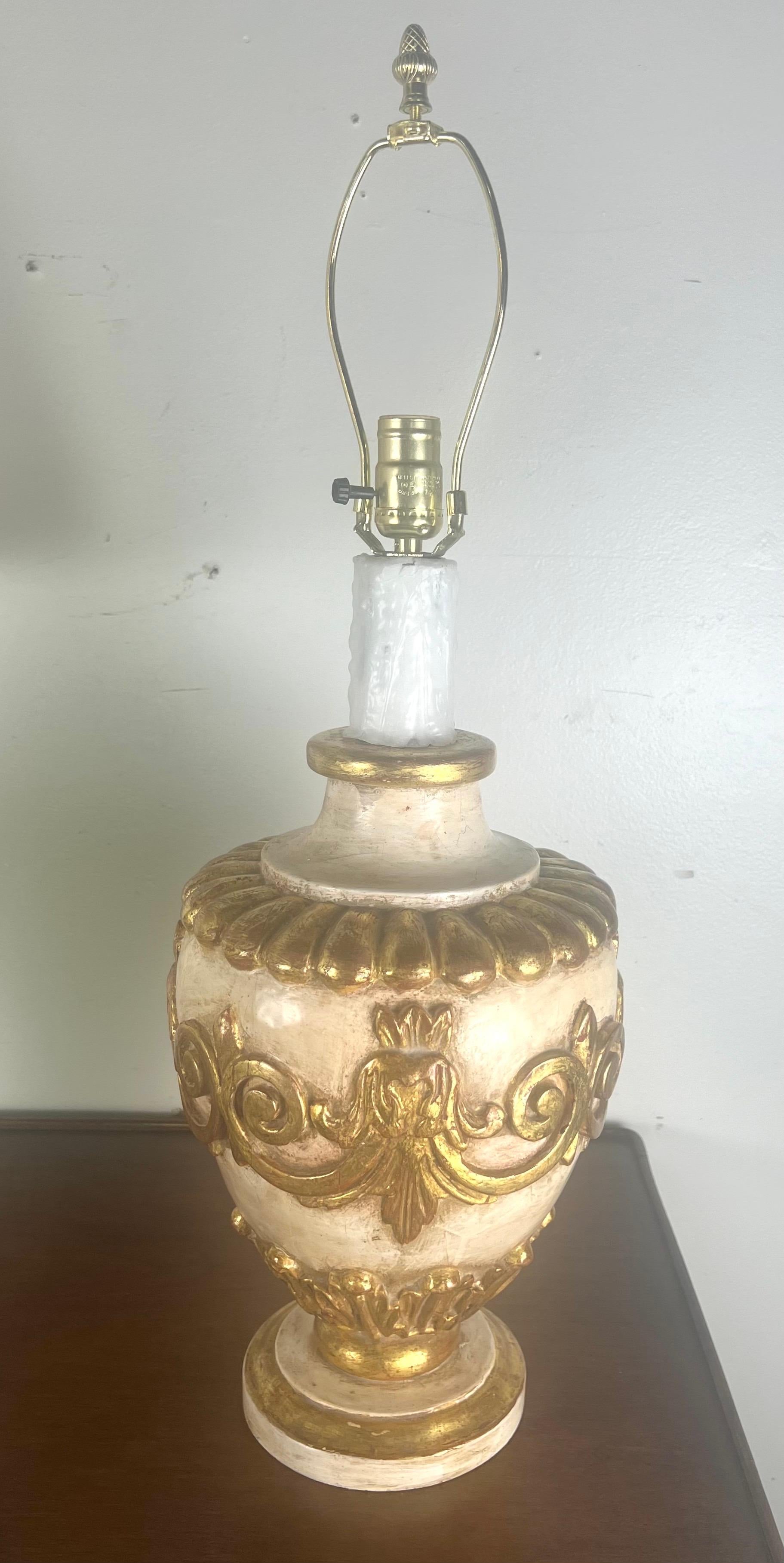 Paire de lampes italiennes peintes et dorées à la feuille avec abat-jours en parchemin en vente 11