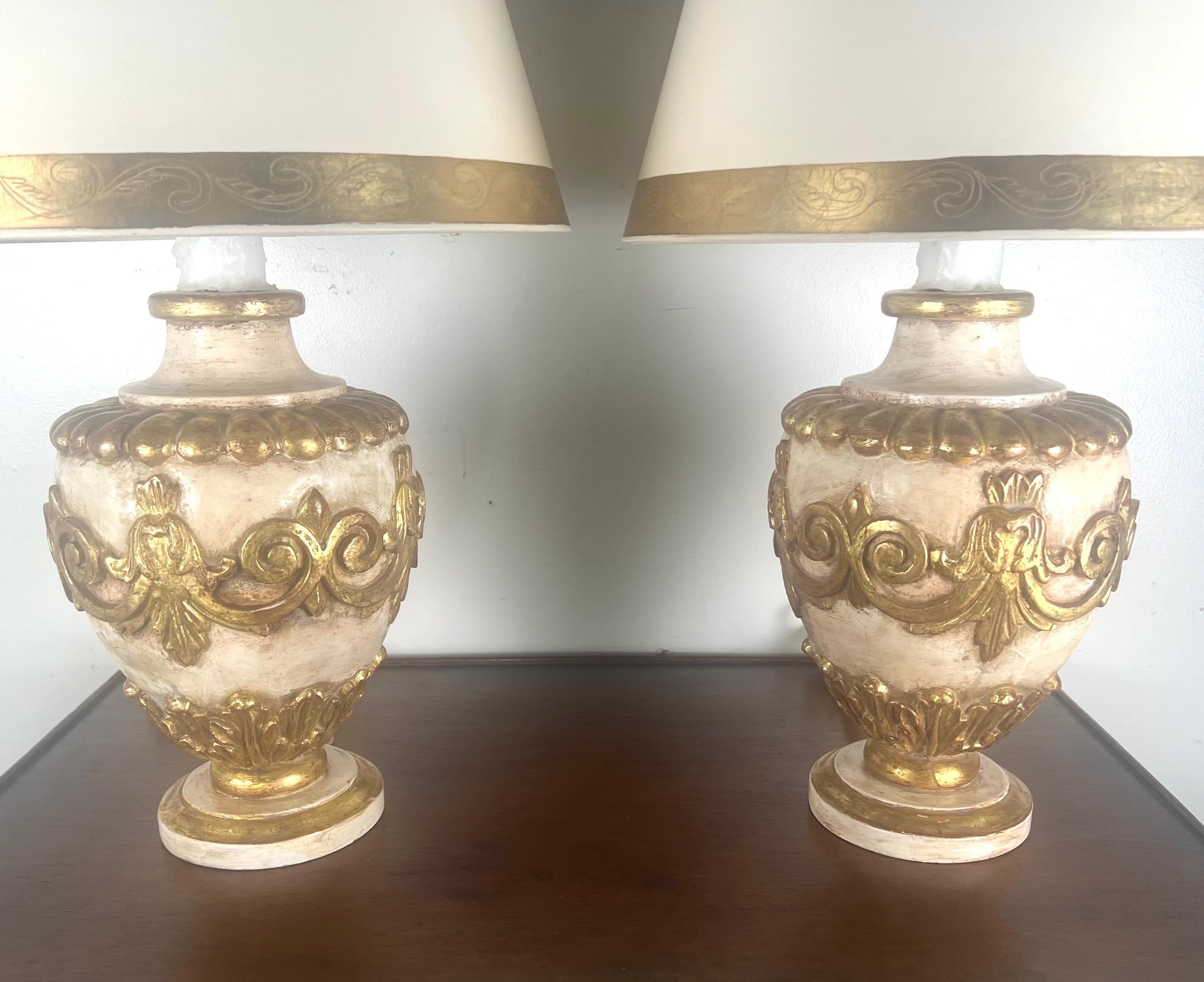 Paire de lampes de style néoclassique avec abat-jour en parchemin peint à la main.  Le style néoclassique s'inspire fortement de l'antiquité classique, avec des éléments tels que des formes symétriques et des motifs décoratifs inspirés de la Grèce