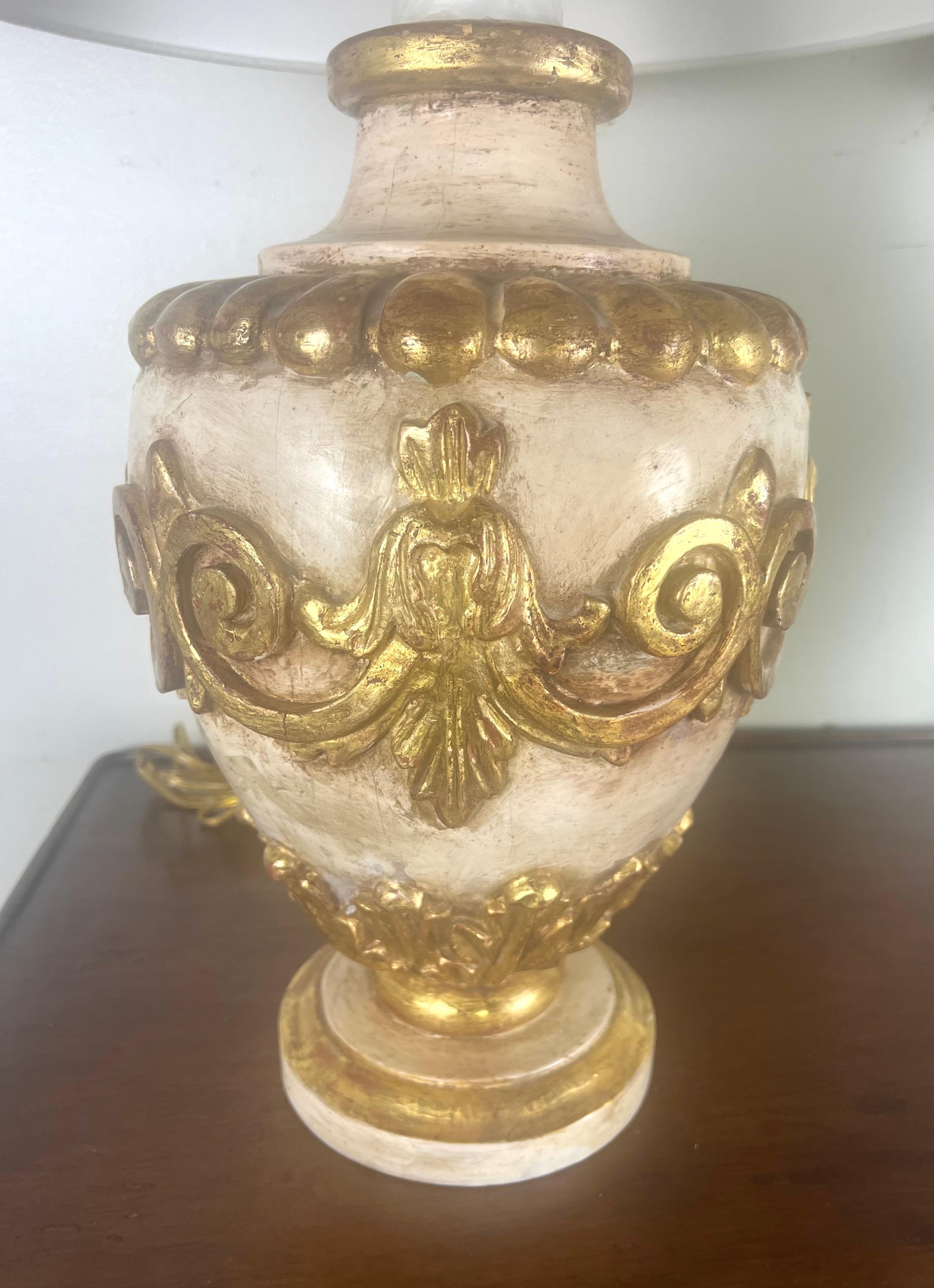 Néoclassique Paire de lampes italiennes peintes et dorées à la feuille avec abat-jours en parchemin en vente