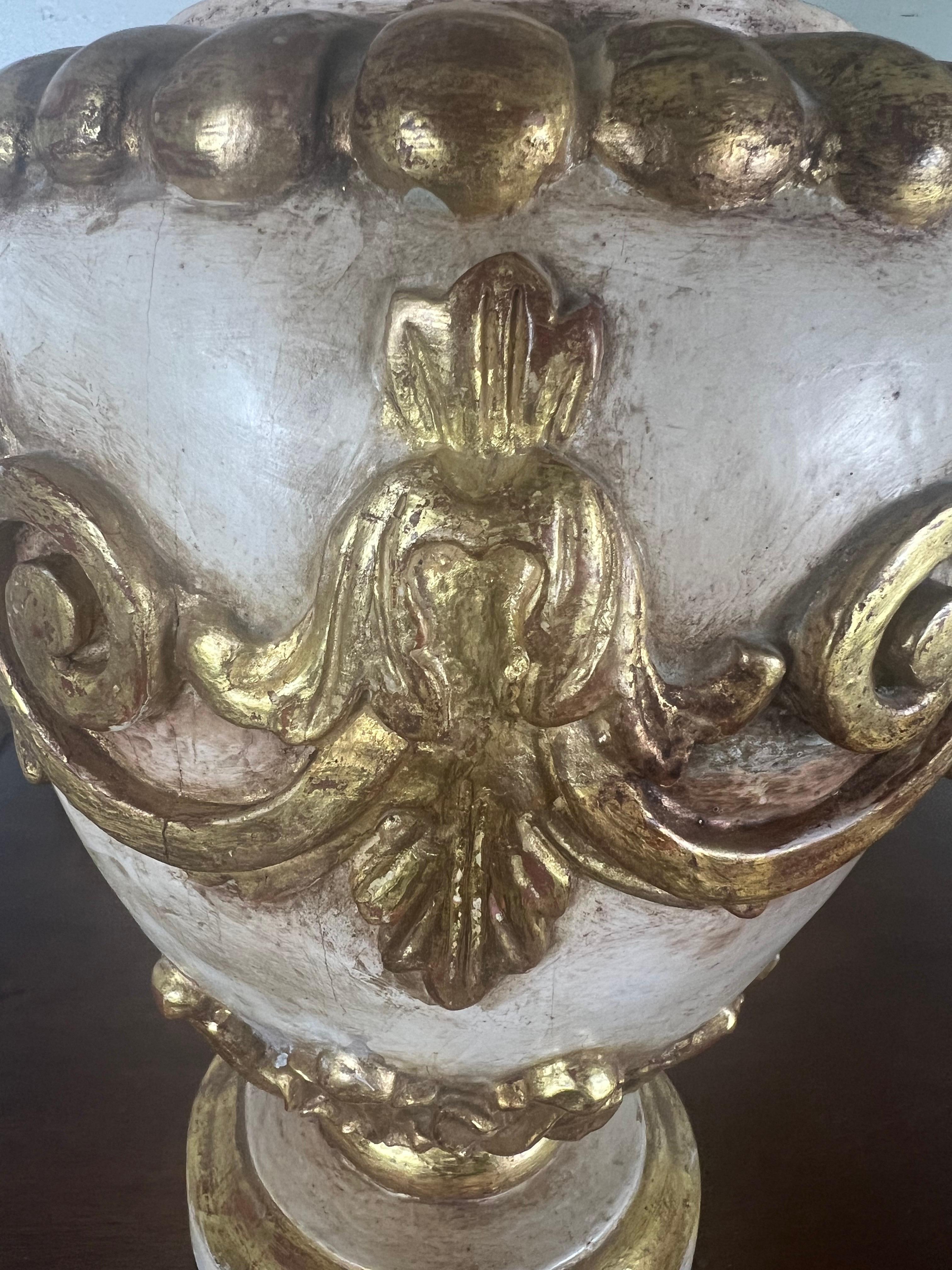 Paire de lampes italiennes peintes et dorées à la feuille avec abat-jours en parchemin Excellent état - En vente à Los Angeles, CA