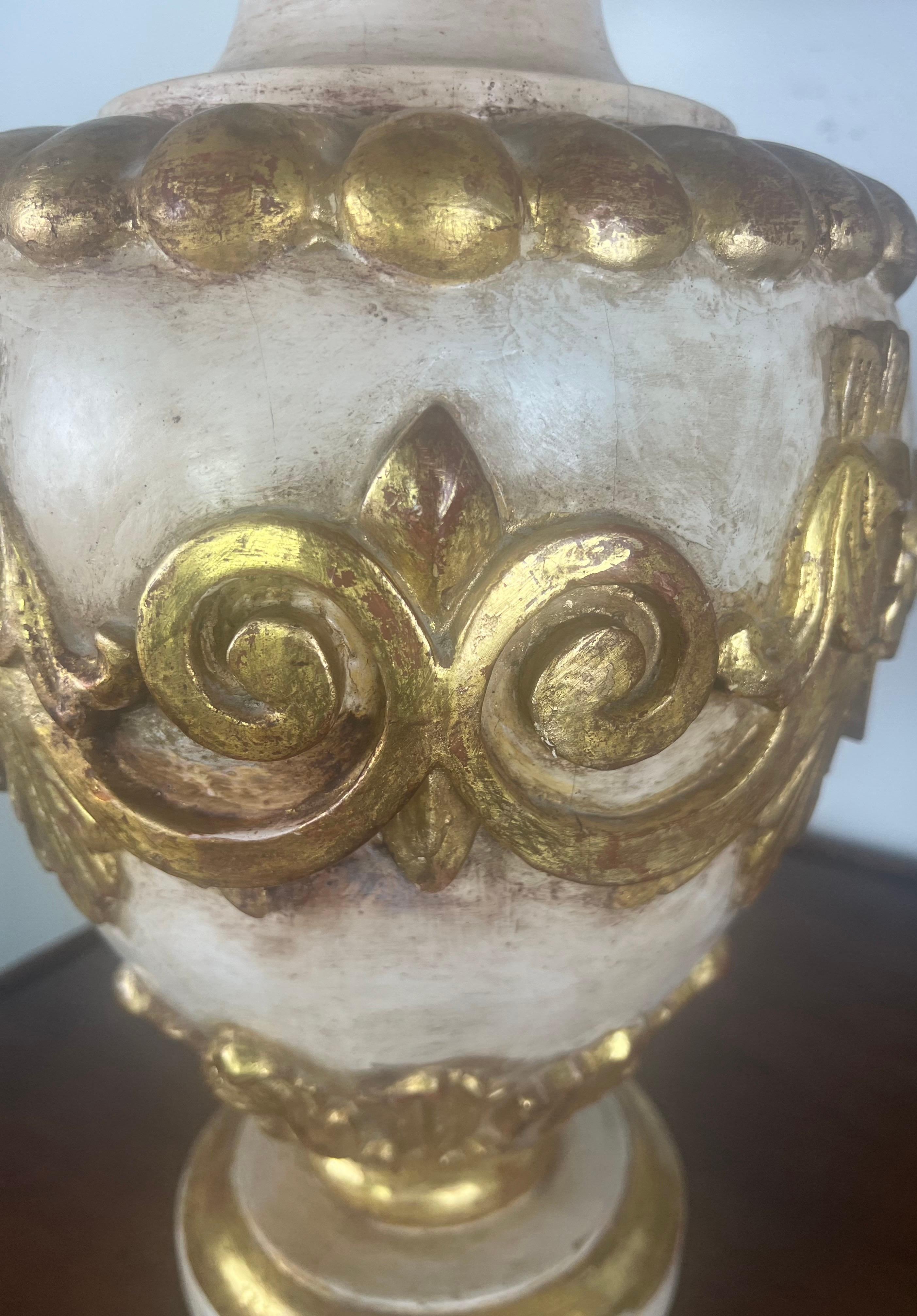 20ième siècle Paire de lampes italiennes peintes et dorées à la feuille avec abat-jours en parchemin en vente