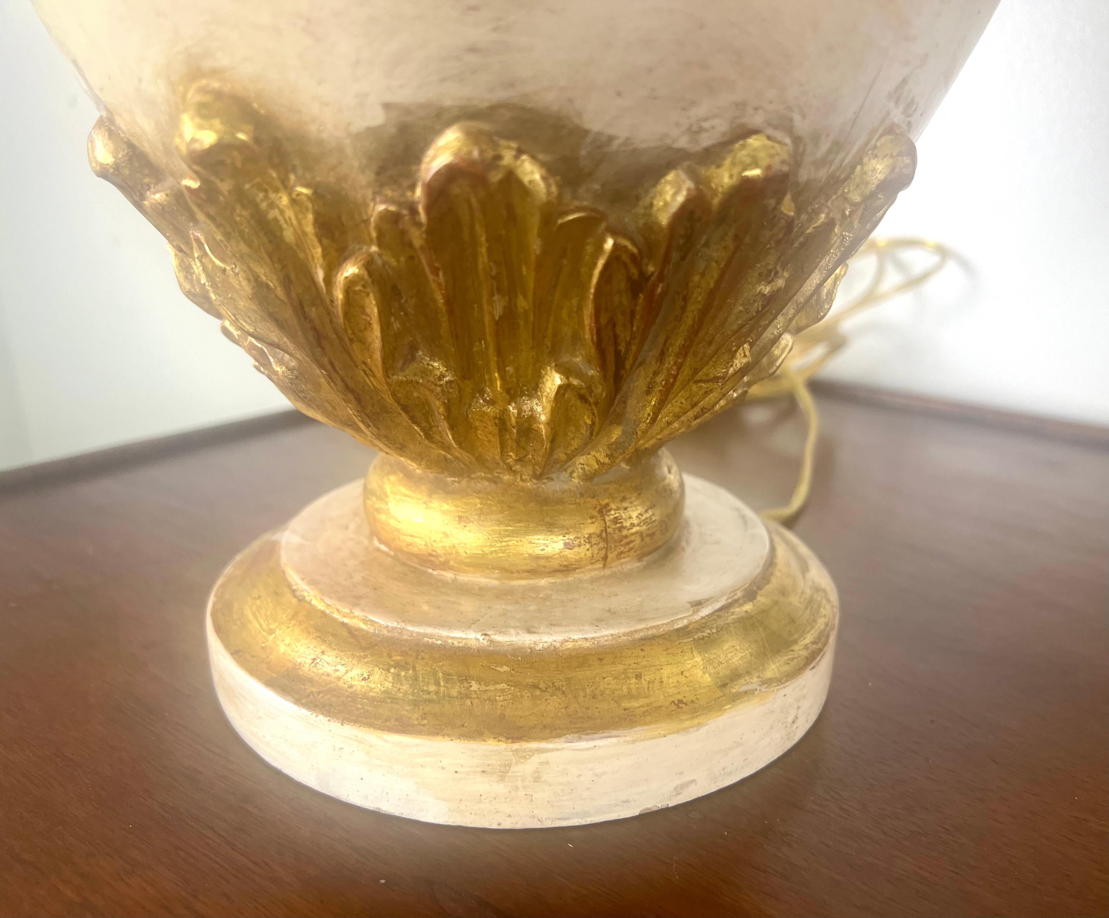 Feuille d'or Paire de lampes italiennes peintes et dorées à la feuille avec abat-jours en parchemin en vente