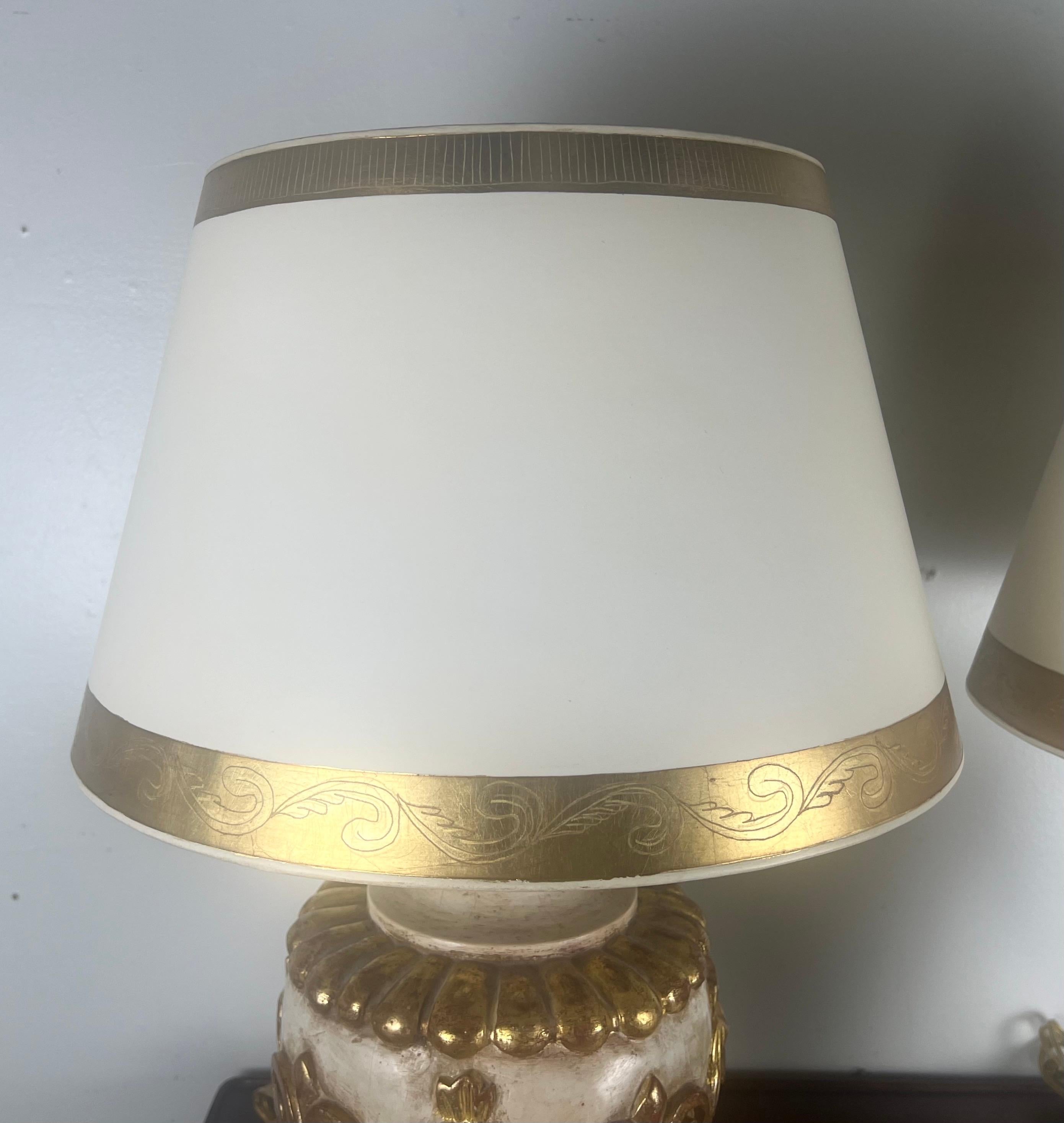 Paire de lampes italiennes peintes et dorées à la feuille avec abat-jours en parchemin en vente 1