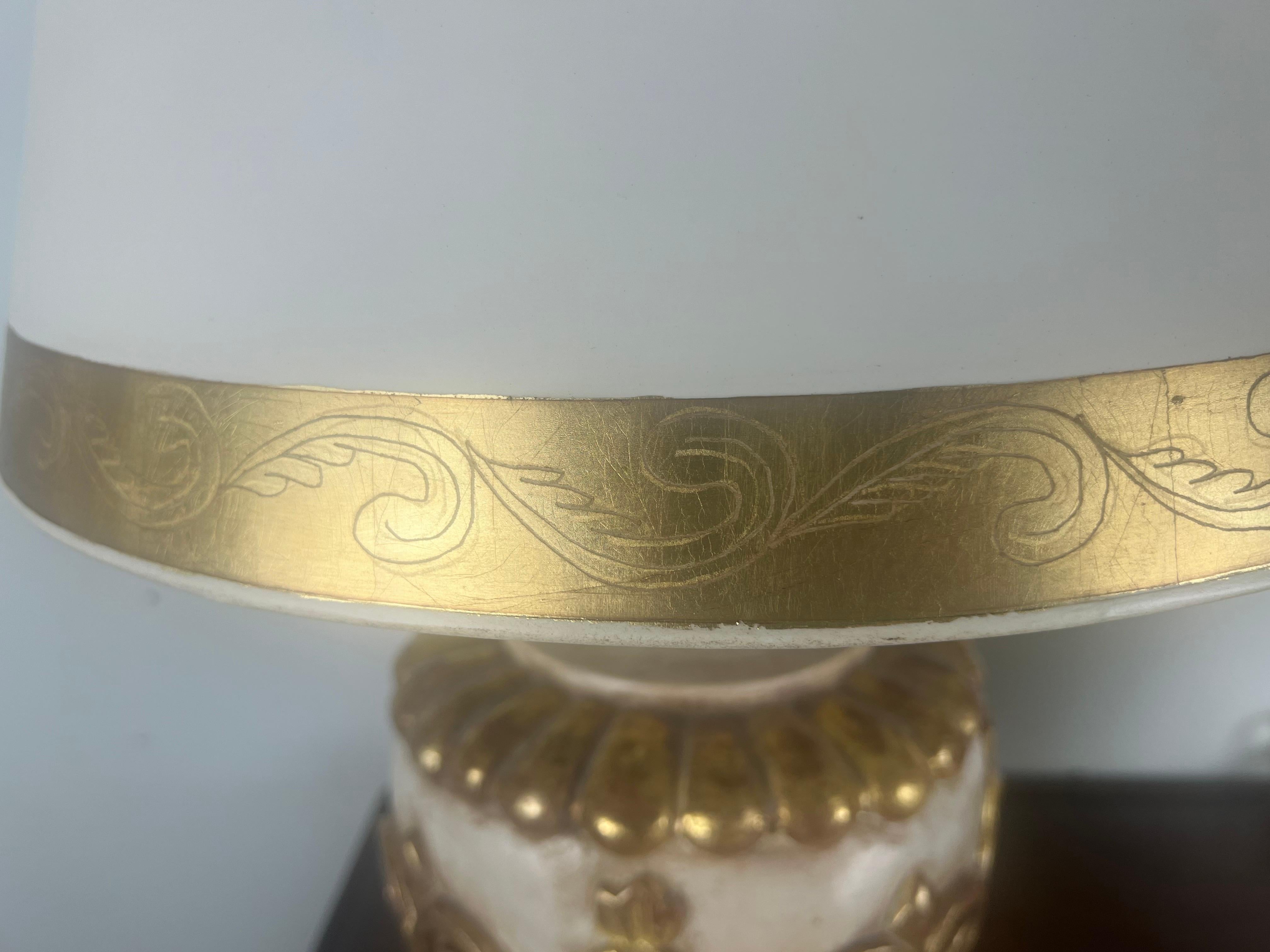 Paire de lampes italiennes peintes et dorées à la feuille avec abat-jours en parchemin en vente 2