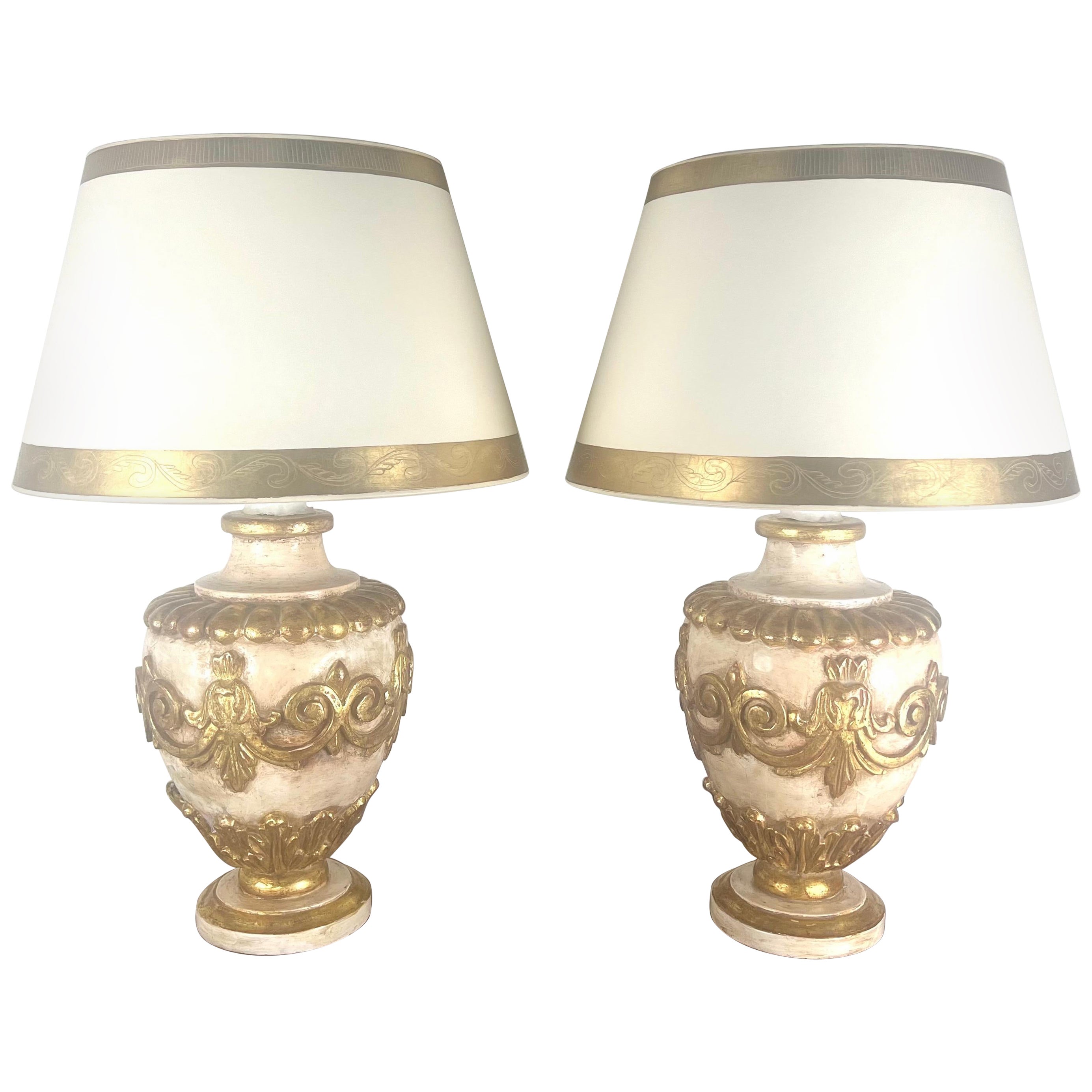 Paire de lampes italiennes peintes et dorées à la feuille avec abat-jours en parchemin