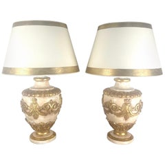 Paire de lampes italiennes peintes et dorées à la feuille avec abat-jours en parchemin