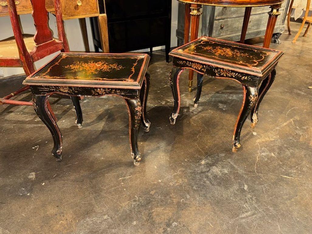 Coppia di tavolini italiani dipinti a mano dei primi del Novecento. Circa 1920. Un tocco classico e senza tempo per un interno raffinato. 19L x 14D x 19H