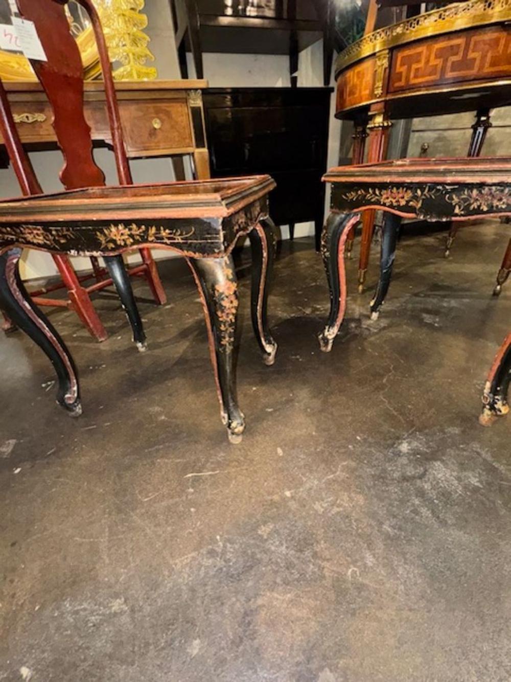 Legno Coppia di tavolini italiani dipinti in vendita
