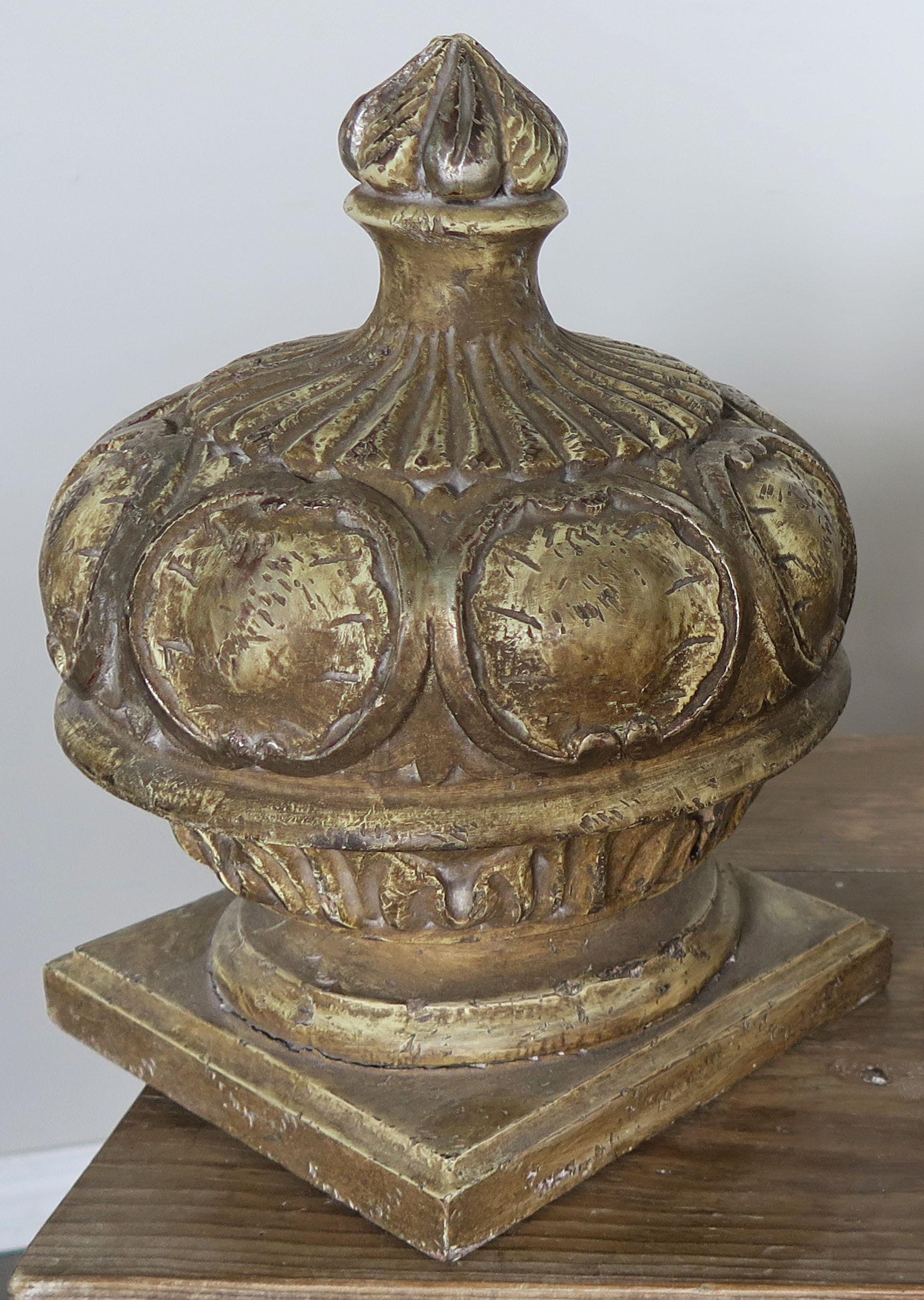 Pair of Italian Painted Wood Carved Finials with Flames In Distressed Condition In Los Angeles, CA