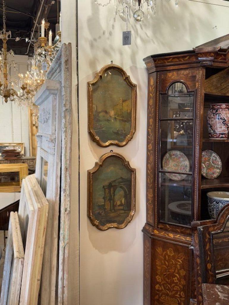 Capta la esencia de Venecia con este exquisito par de cuadros italianos, cada uno de los cuales ofrece una serena visión de la icónica escena del puerto. Las obras están elegantemente elaboradas y enmarcadas en un marco de madera dorada.
