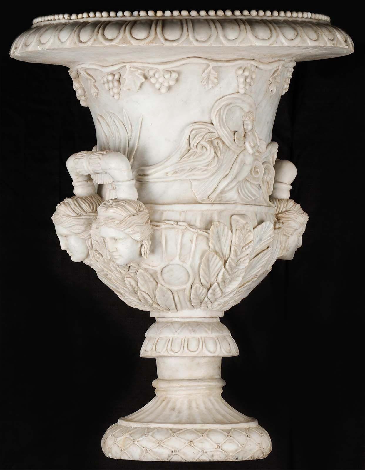 Paar italienische Palast-Gartenurnen/Medici-Vasen mit geschnitztem Marmor (Italienisch) im Angebot