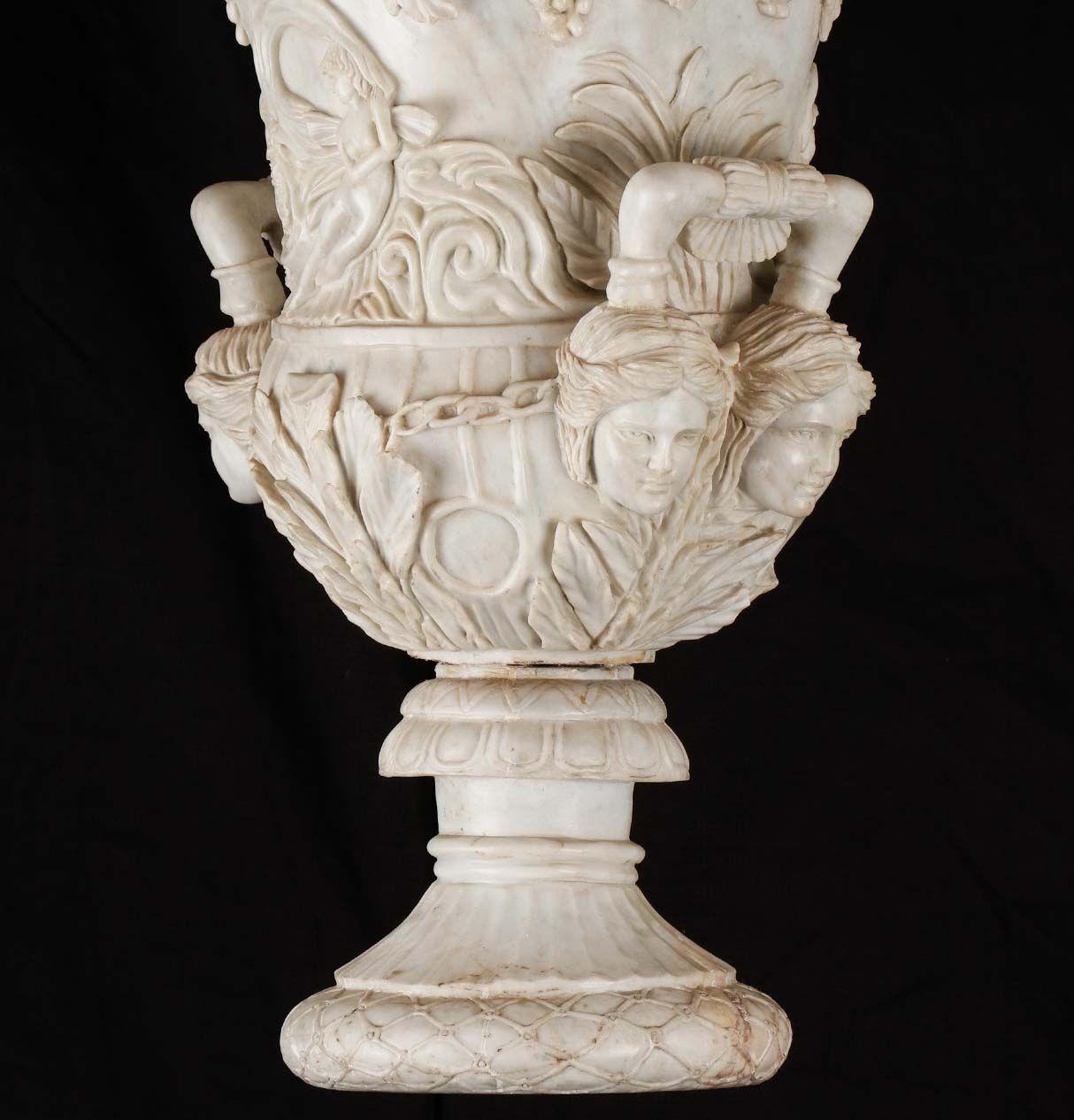 Paar italienische Palast-Gartenurnen/Medici-Vasen mit geschnitztem Marmor (18. Jahrhundert) im Angebot