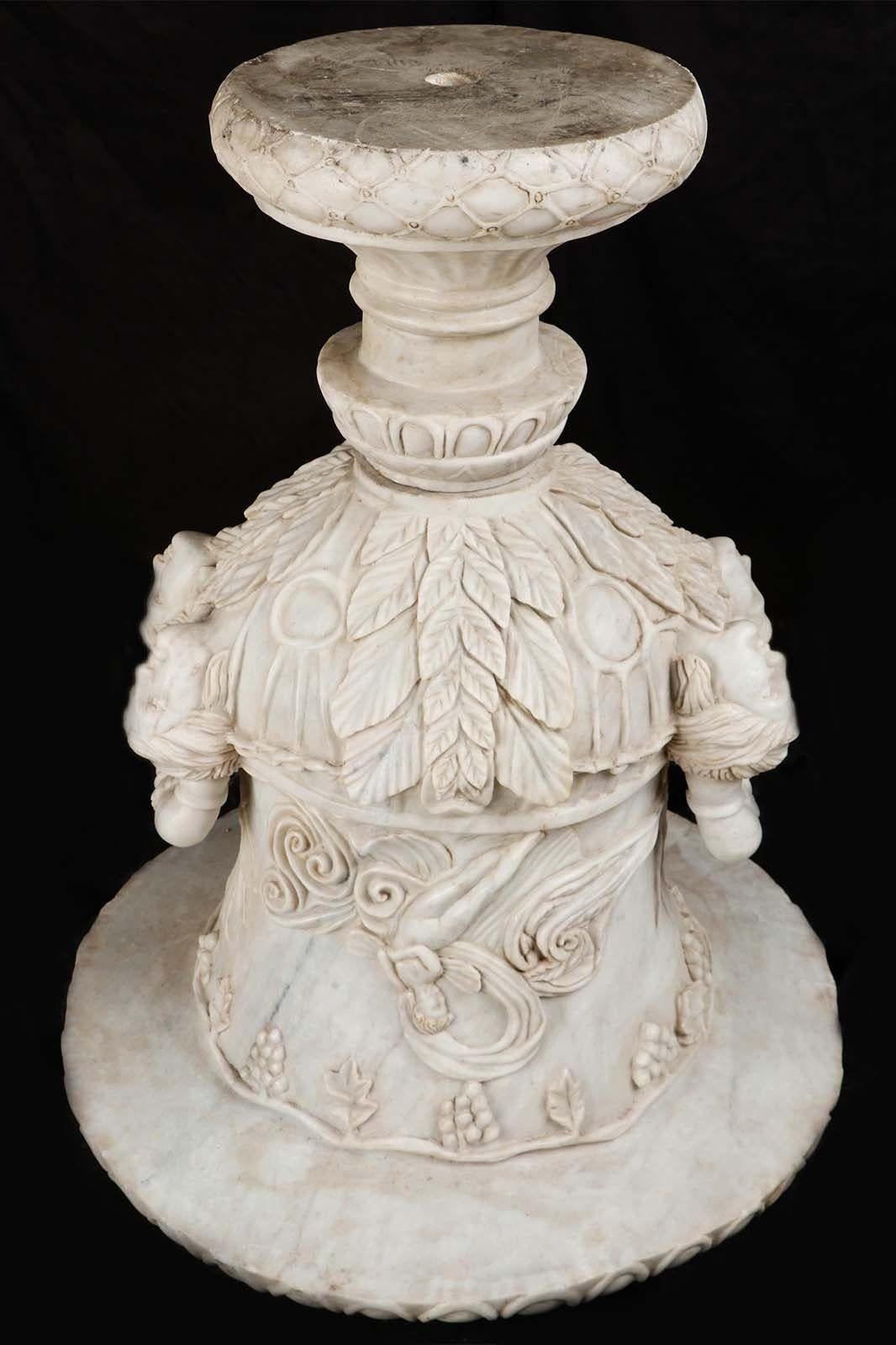 Paar italienische Palast-Gartenurnen/Medici-Vasen mit geschnitztem Marmor im Angebot 1