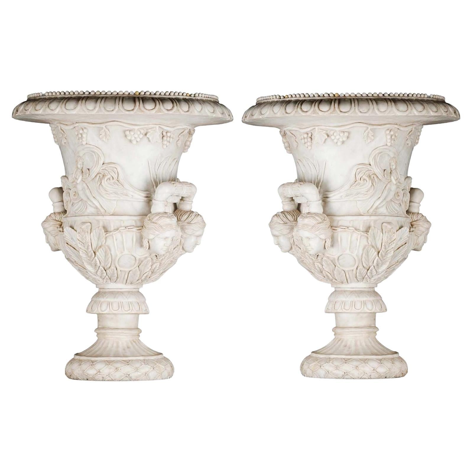Paar italienische Palast-Gartenurnen/Medici-Vasen mit geschnitztem Marmor im Angebot