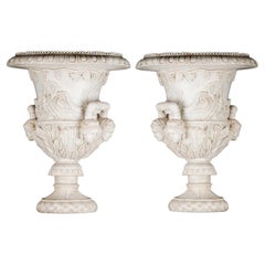 Paar italienische Palast-Gartenurnen/Medici-Vasen mit geschnitztem Marmor