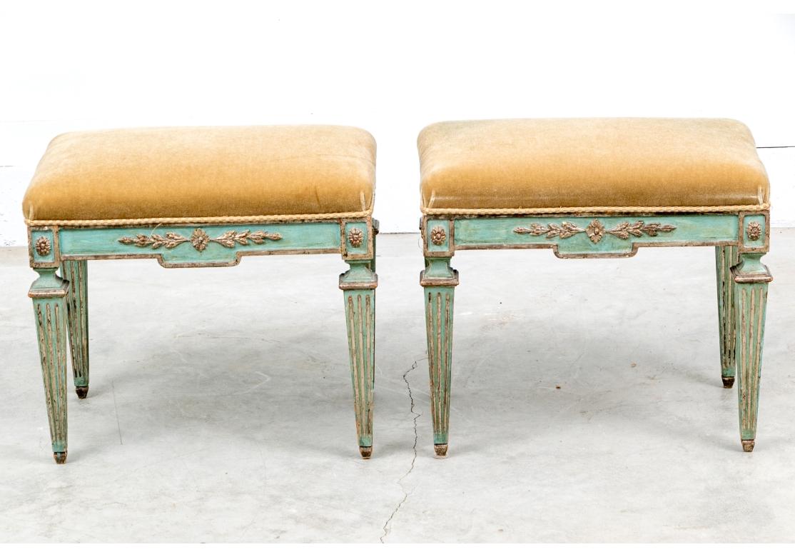 Une extraordinaire paire de tabourets de pied aux couleurs et aux formes complexes. Tapissée en mohair camel avec une garniture à carreaux saumon et gris, la paire a des pieds fuselés et cannelés et le tablier a des fleurons et des pulvérisations,