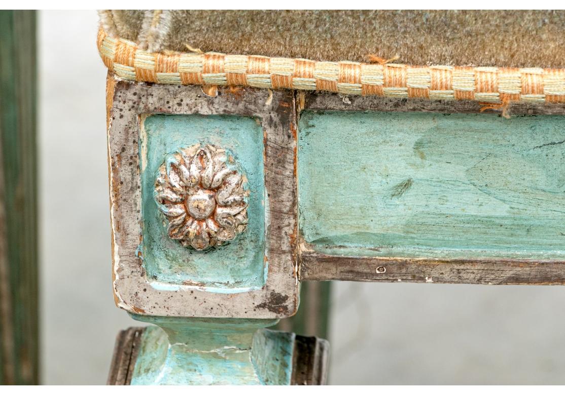 Sculpté Paire de tabourets italiens dorés et peints en bleu en vente