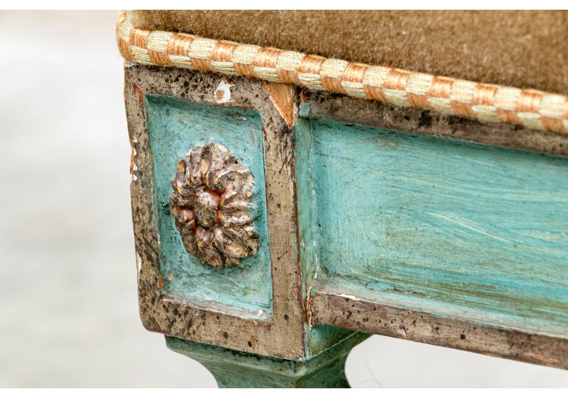 Mohair Paire de tabourets italiens dorés et peints en bleu en vente