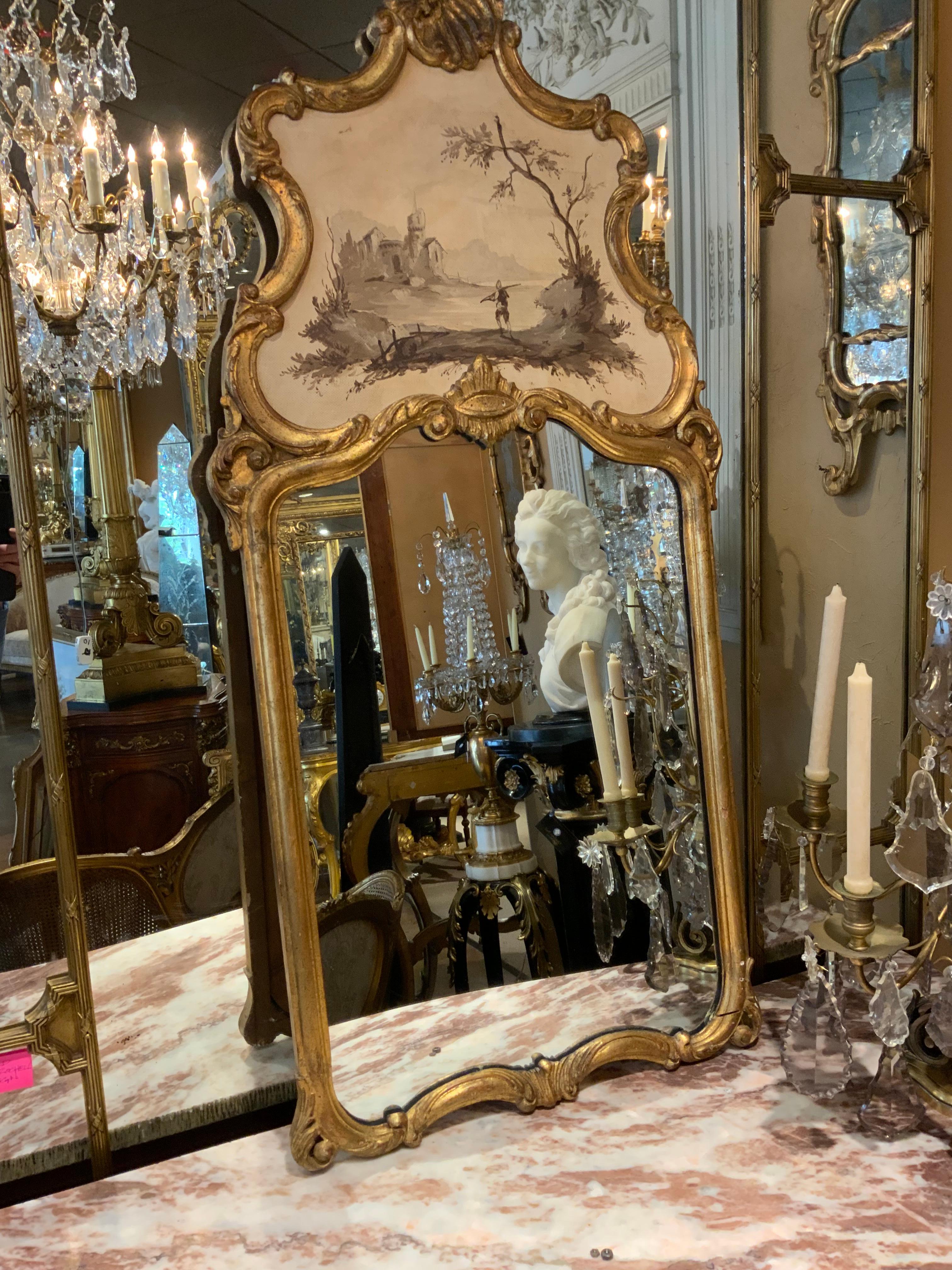 Ces miroirs exceptionnels sont dans le goût du rococo vénitien.
Ils ont des entourages rococo sculptés de volutes, avec la partie supérieure de la fenêtre
Tablettes décorées de personnages peints à la main dans des paysages
En grisaille.