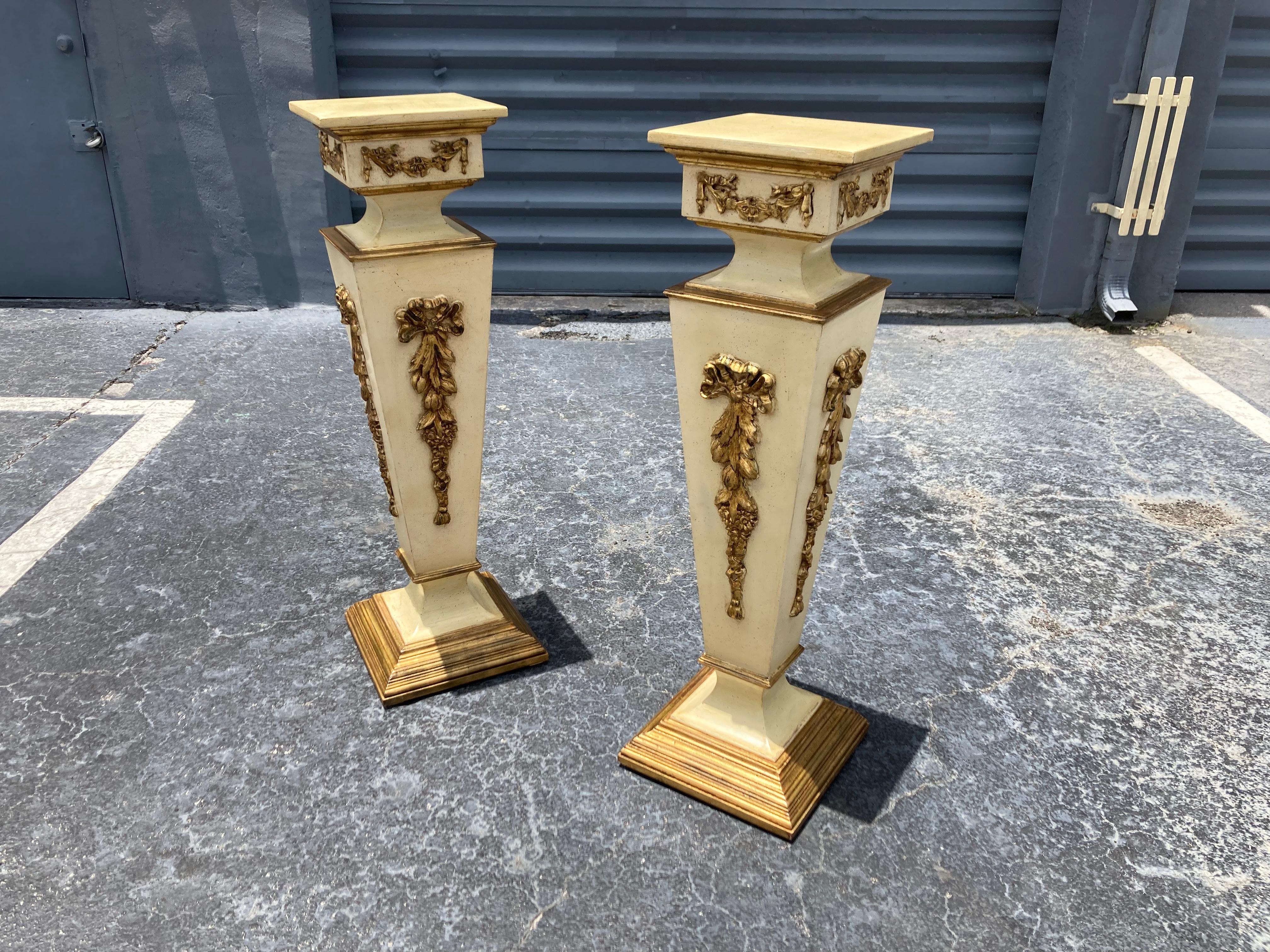 Paar italienische Sockel, Säulen, Ständer, Gold, Beige, 1950er Jahre (Italienisch) im Angebot