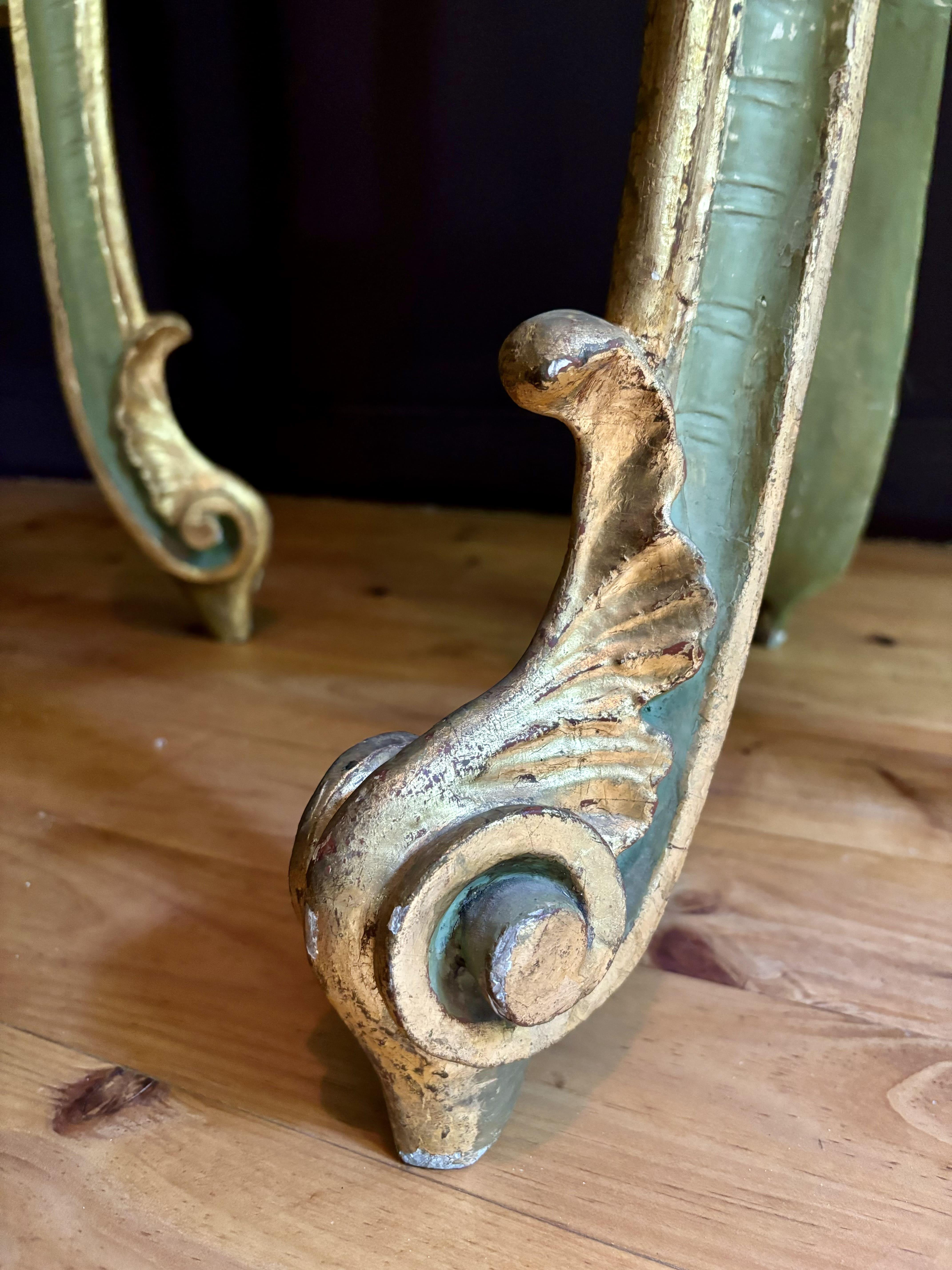 Pareja de pedestales italianos En madera dorada y pintada, S. XIX en venta 9