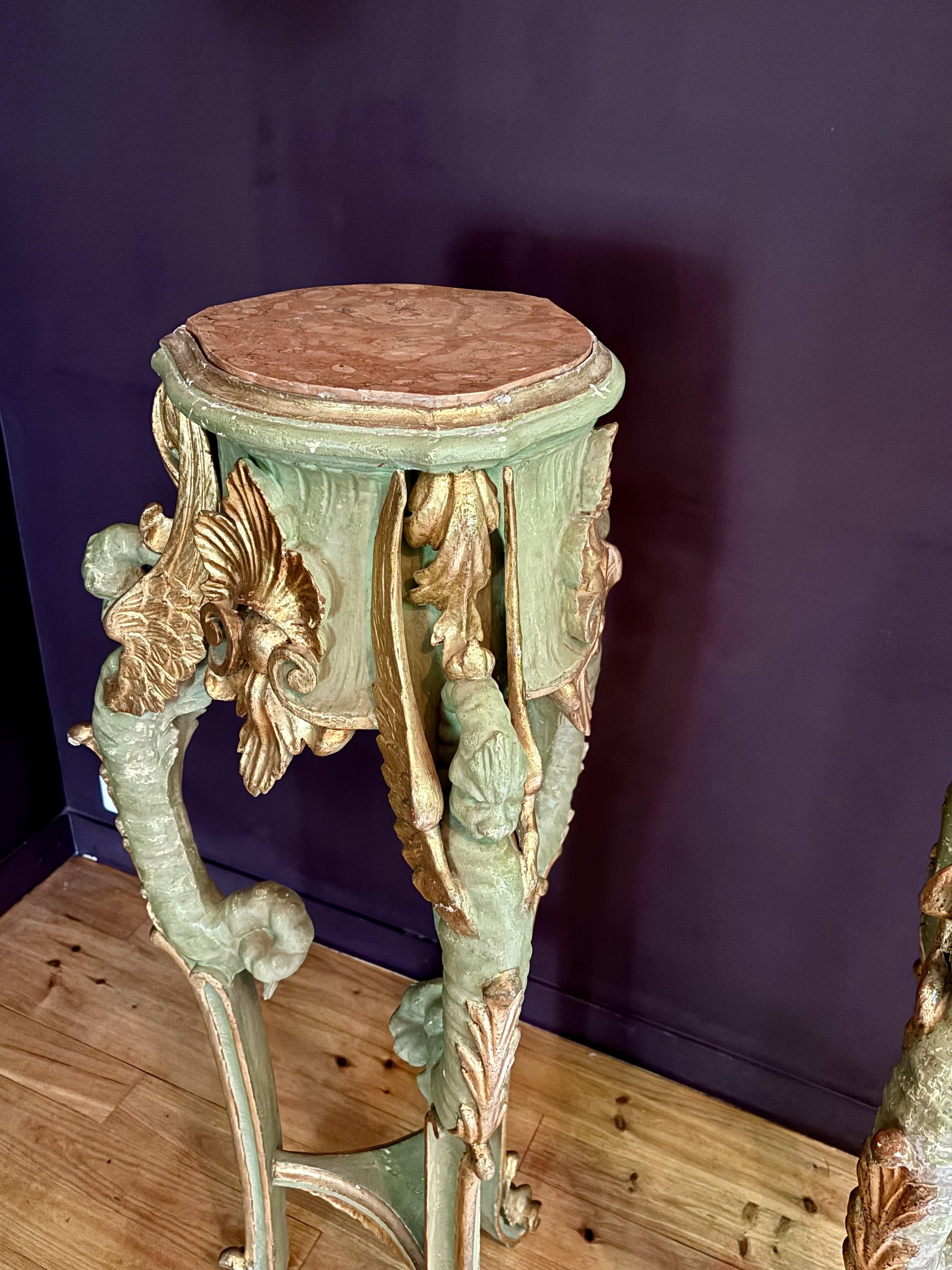 Pareja de pedestales italianos En madera dorada y pintada, S. XIX Barroco en venta