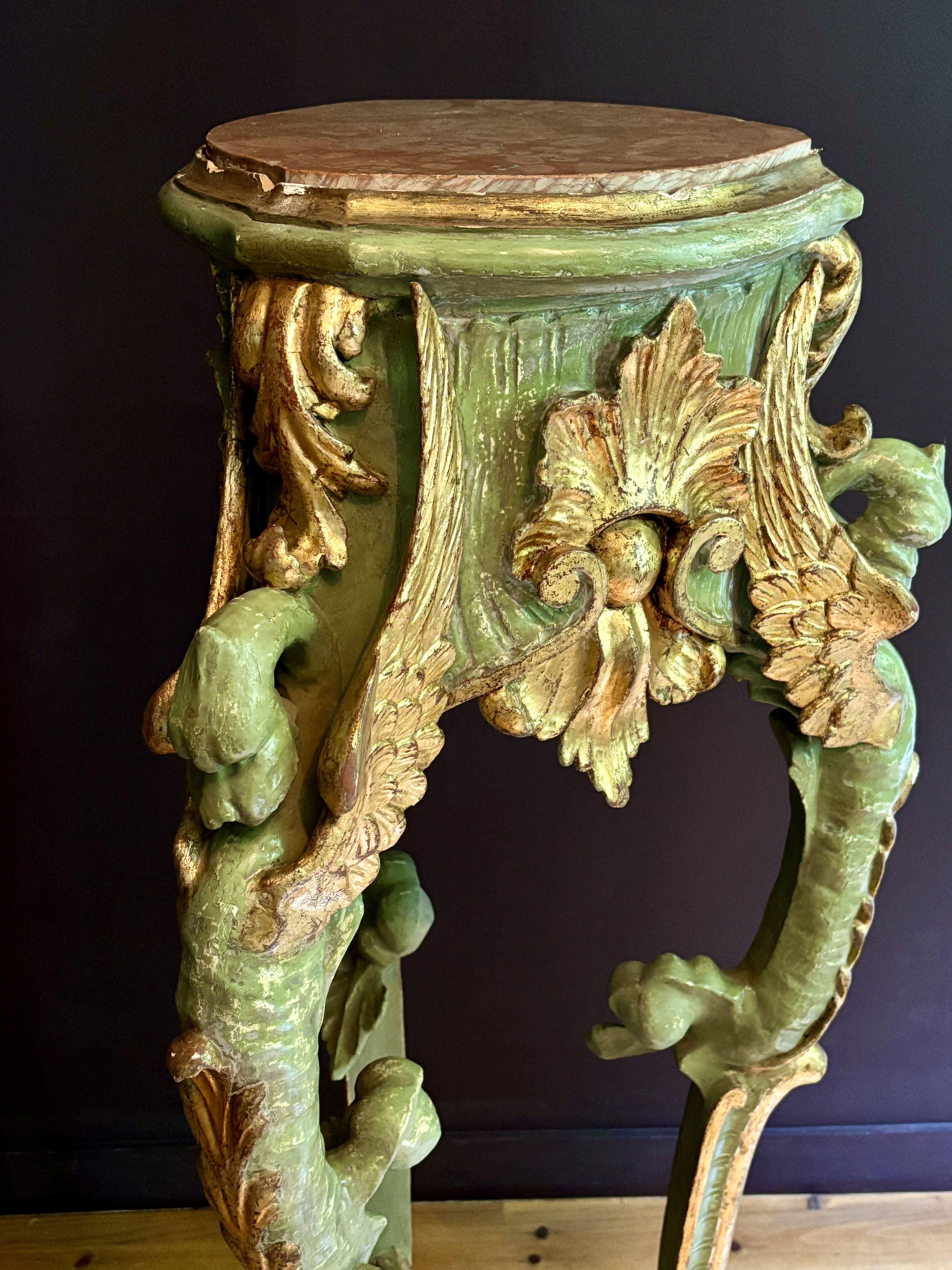Pareja de pedestales italianos En madera dorada y pintada, S. XIX Italiano en venta