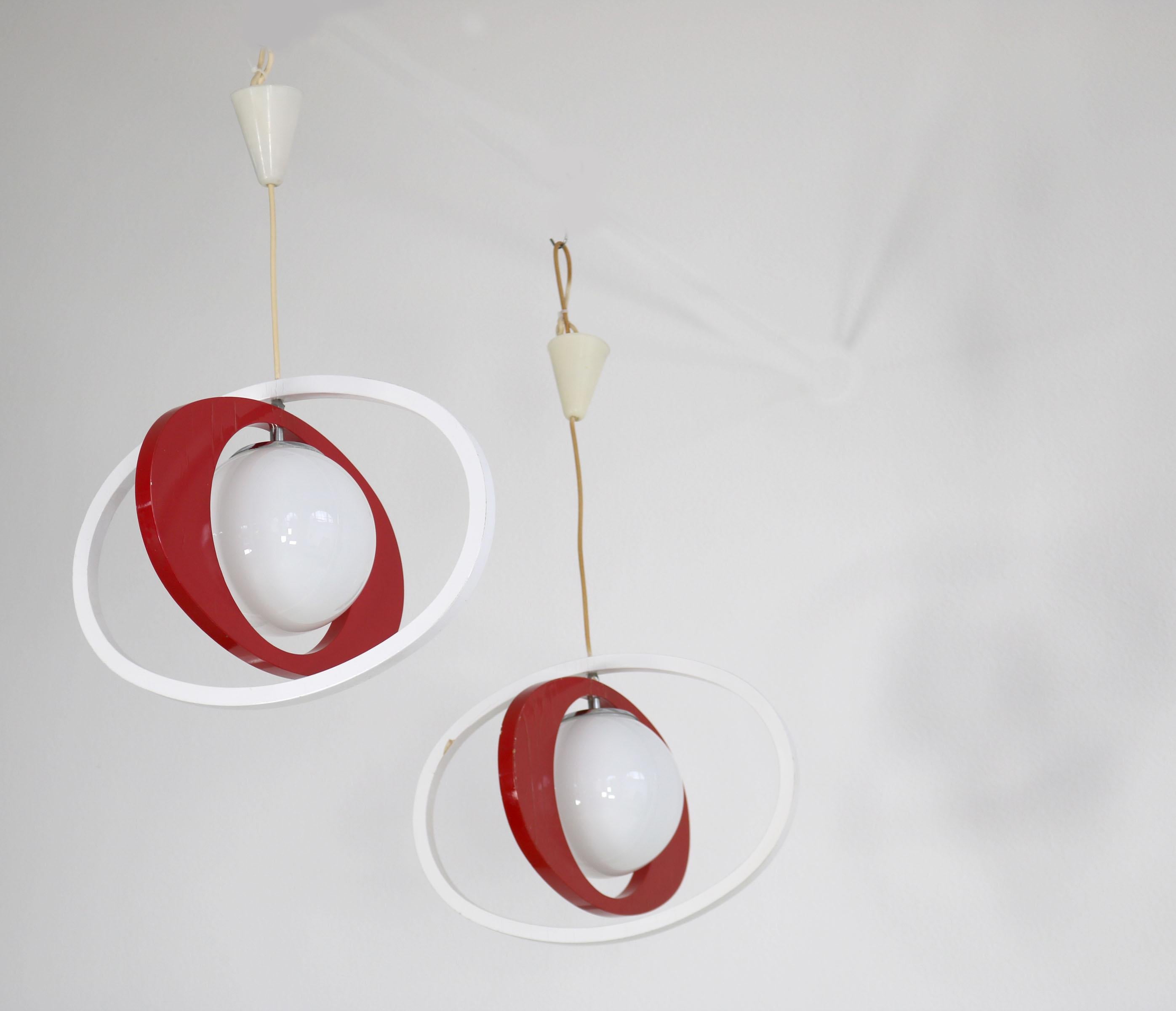Satz von 2 italienischen Deckenleuchten aus den 1960er Jahren. Ringe aus rot und weiß lackiertem Buchenholz, weiße Glaskugeln, Chrom;
