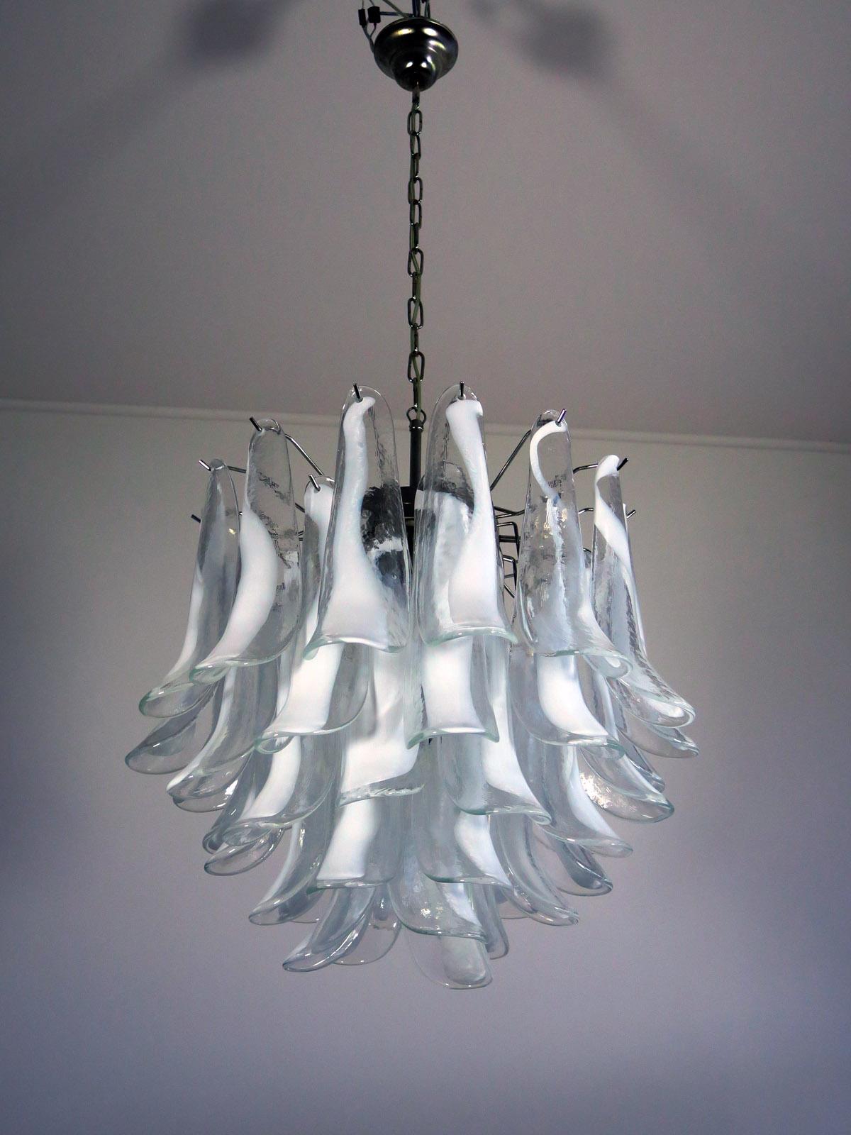 Pair of Italian 41 White Petal Murano Chandeliers, Mazzega Style In Excellent Condition For Sale In Budapest, HU