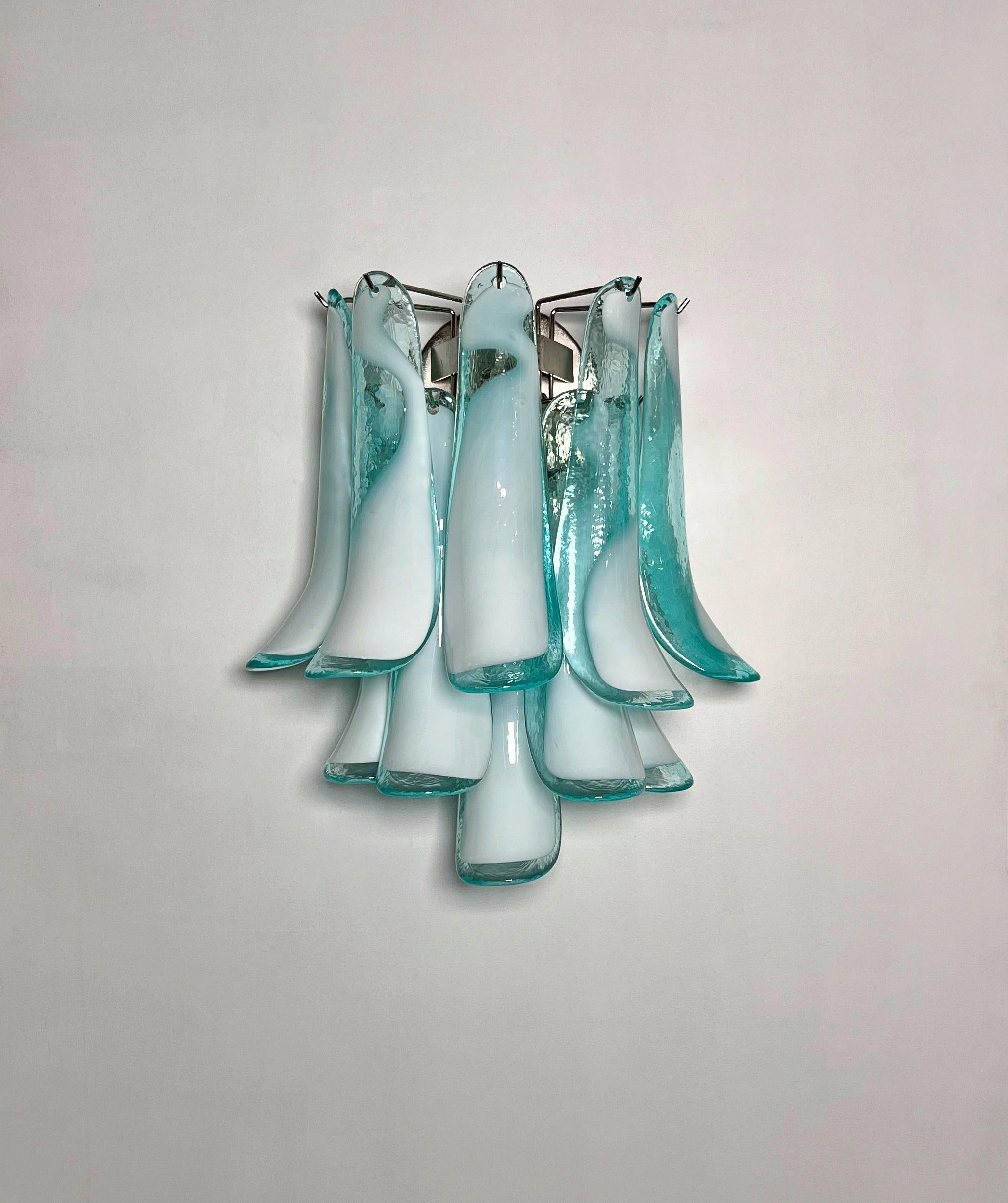 Coppia di lampade italiane a petalo di Murano in vendita 1