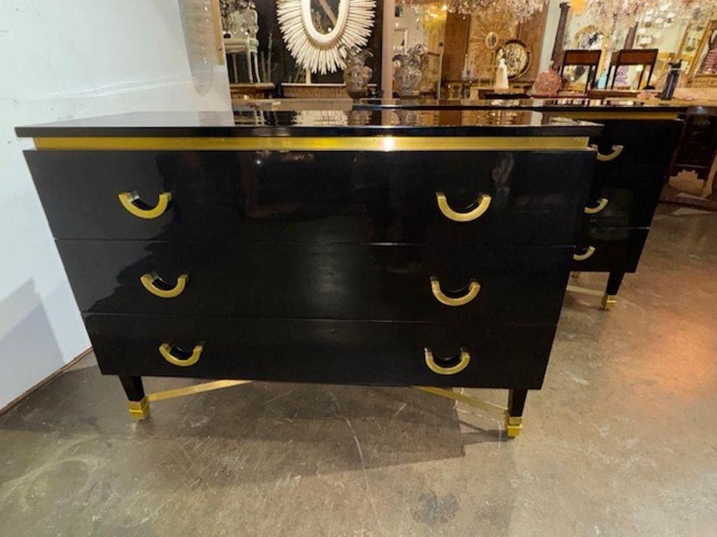 Ce produit est une paire de tables de chevet laquées noir piano, élégantes et raffinées, avec des détails en laiton, parfaites pour ajouter une touche de style moderne du milieu du siècle à n'importe quelle chambre à coucher. La couleur noire et le