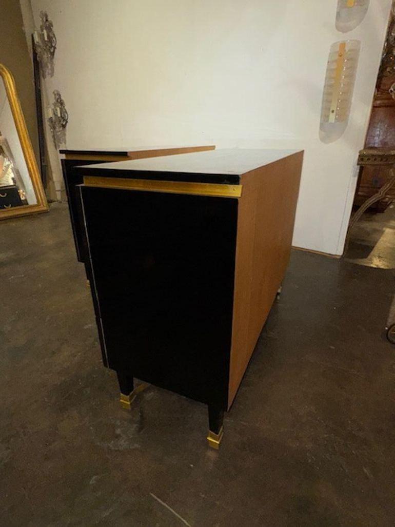 Mid-Century Modern Paire de tables de chevet italiennes laquées noir piano et modernes du milieu du siècle dernier en vente