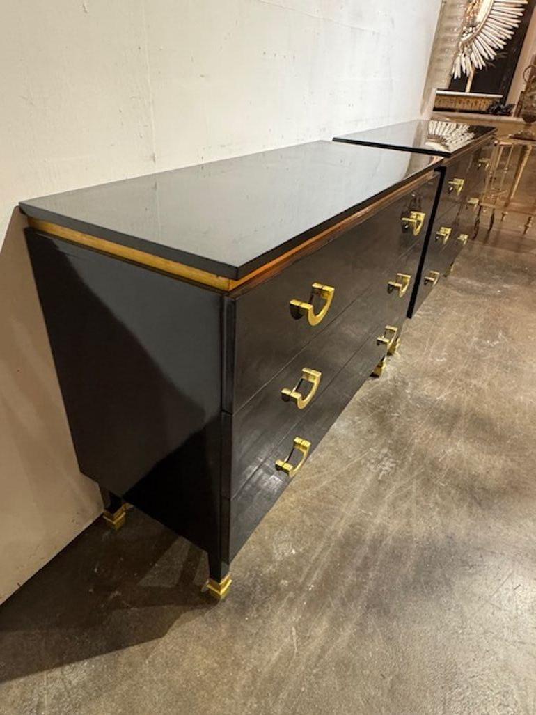 XXIe siècle et contemporain Paire de tables de chevet italiennes laquées noir piano et modernes du milieu du siècle dernier en vente