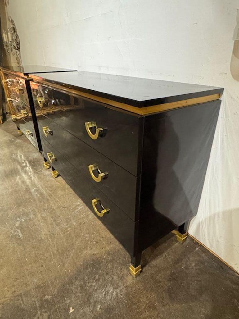 Laiton Paire de tables de chevet italiennes laquées noir piano et modernes du milieu du siècle dernier en vente