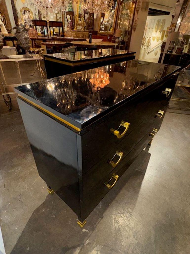 Paire de tables de chevet italiennes laquées noir piano et modernes du milieu du siècle dernier en vente 1