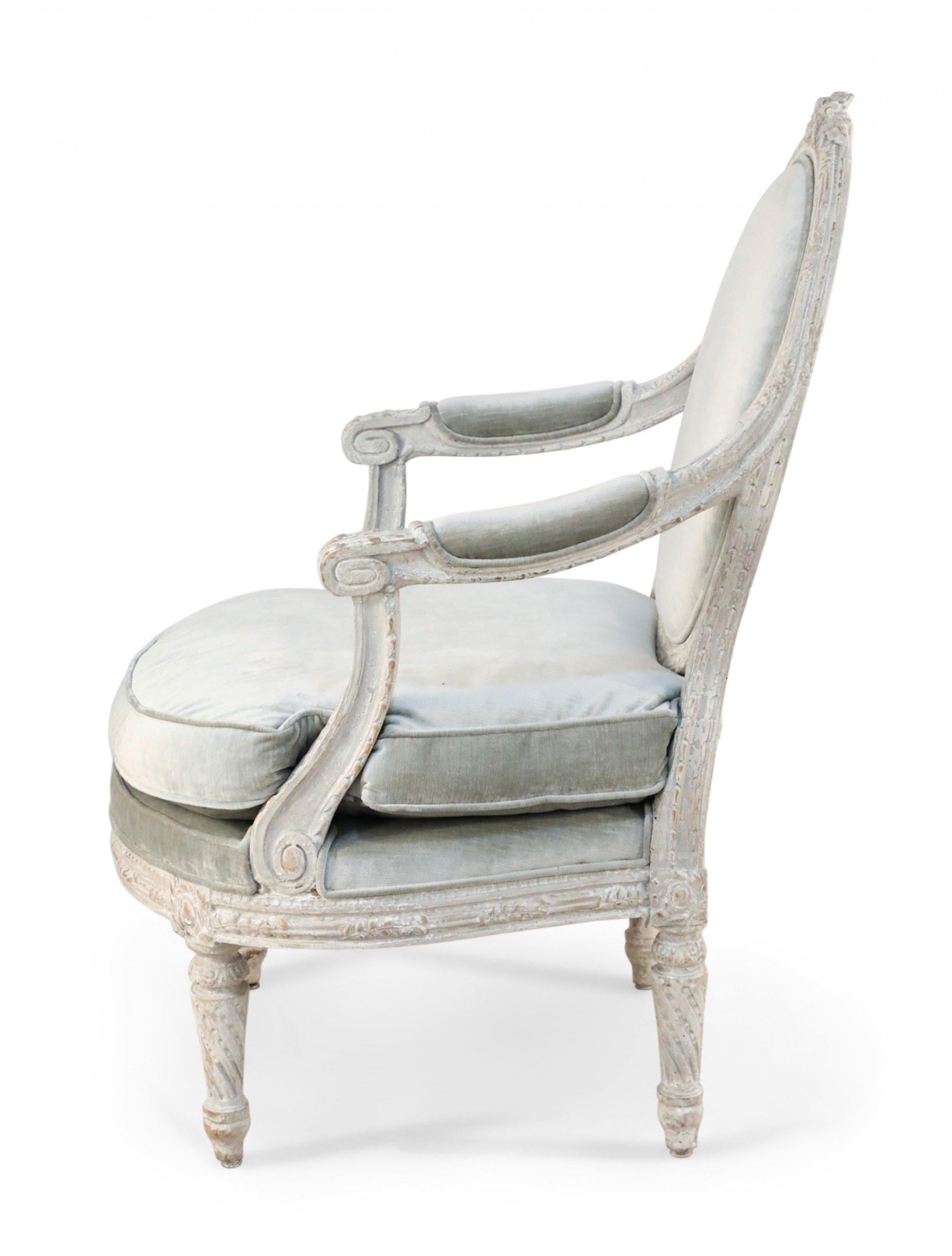 Néoclassique Paire de fauteuils italiens piedmontes à dossier arrondi sculptés et tapissés en vente