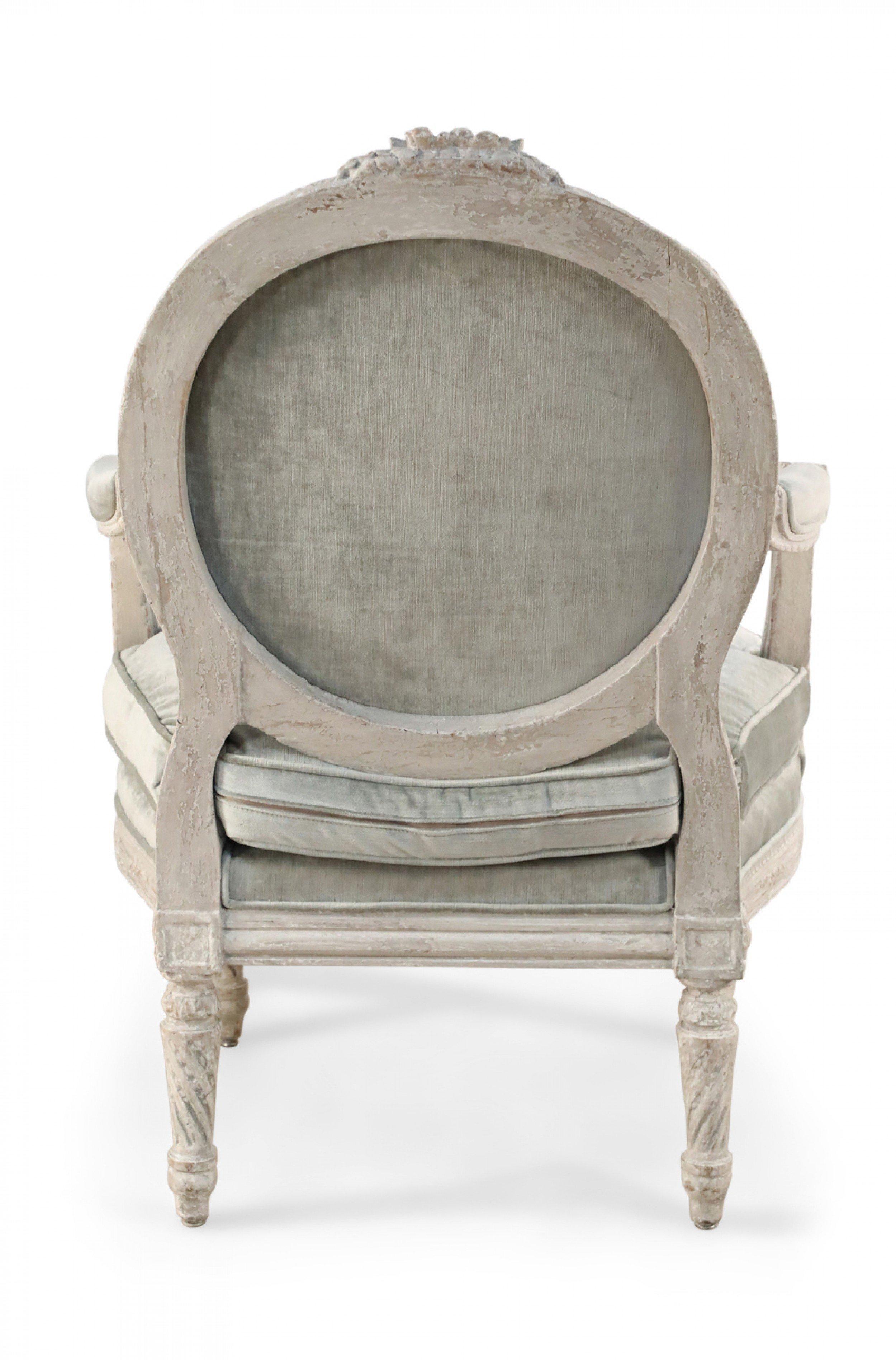 XVIIIe siècle Paire de fauteuils italiens piedmontes à dossier arrondi sculptés et tapissés en vente