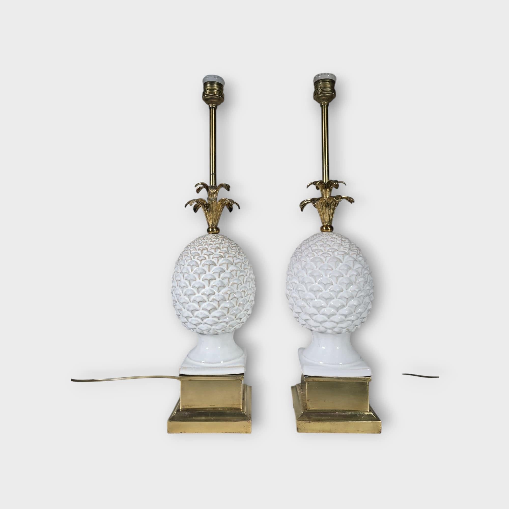Paire de lampes ananas italiennes - années 1970

Elegante paire de lampes de table italiennes des années 1970, présentant un corps en céramique émaillée en forme d'ananas, complété par des détails en bronze doré. Un design sophistiqué et intemporel,