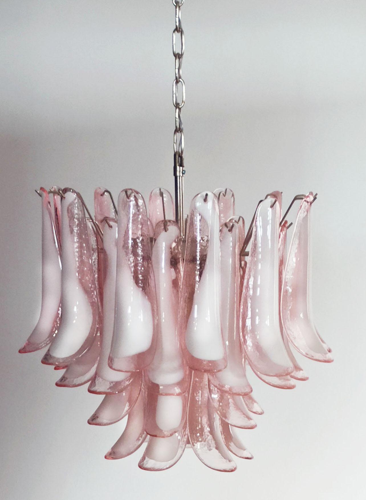 Coppia di 36 italiani  Lampadari a petali rosa e bianchi, Murano in vendita 4