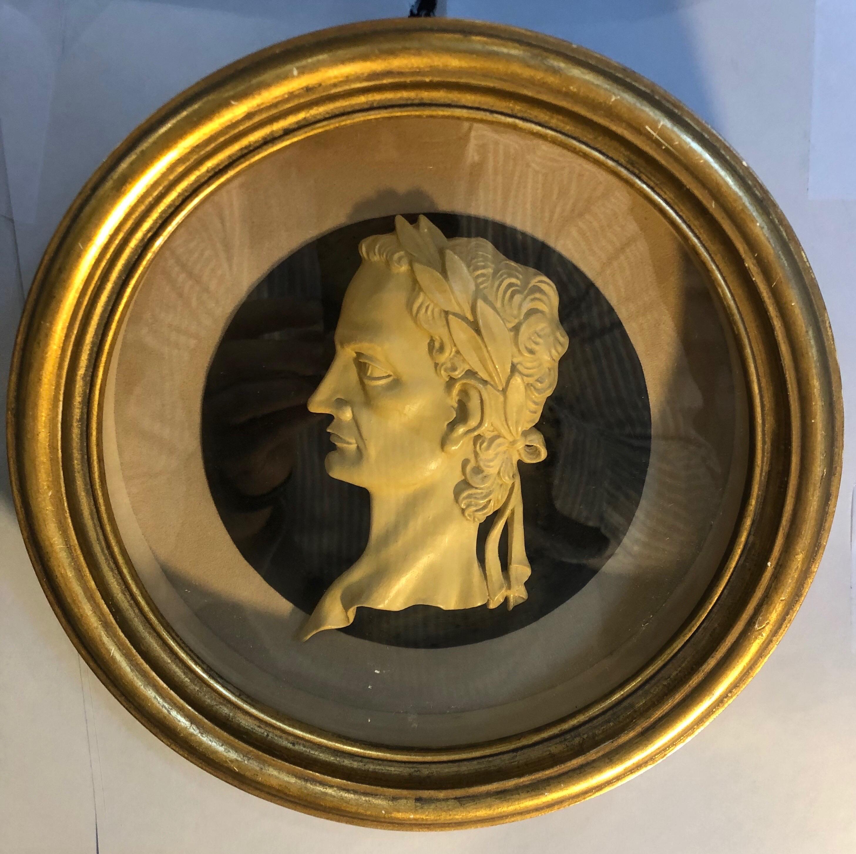 Paire de plaques en plâtre italiennes représentant des empereurs romains. Cadres ronds et dorés. Fin du 19e siècle.