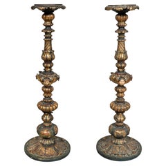 Paar italienische polychrom bemalte, polychrom bemalte Kerzenständer