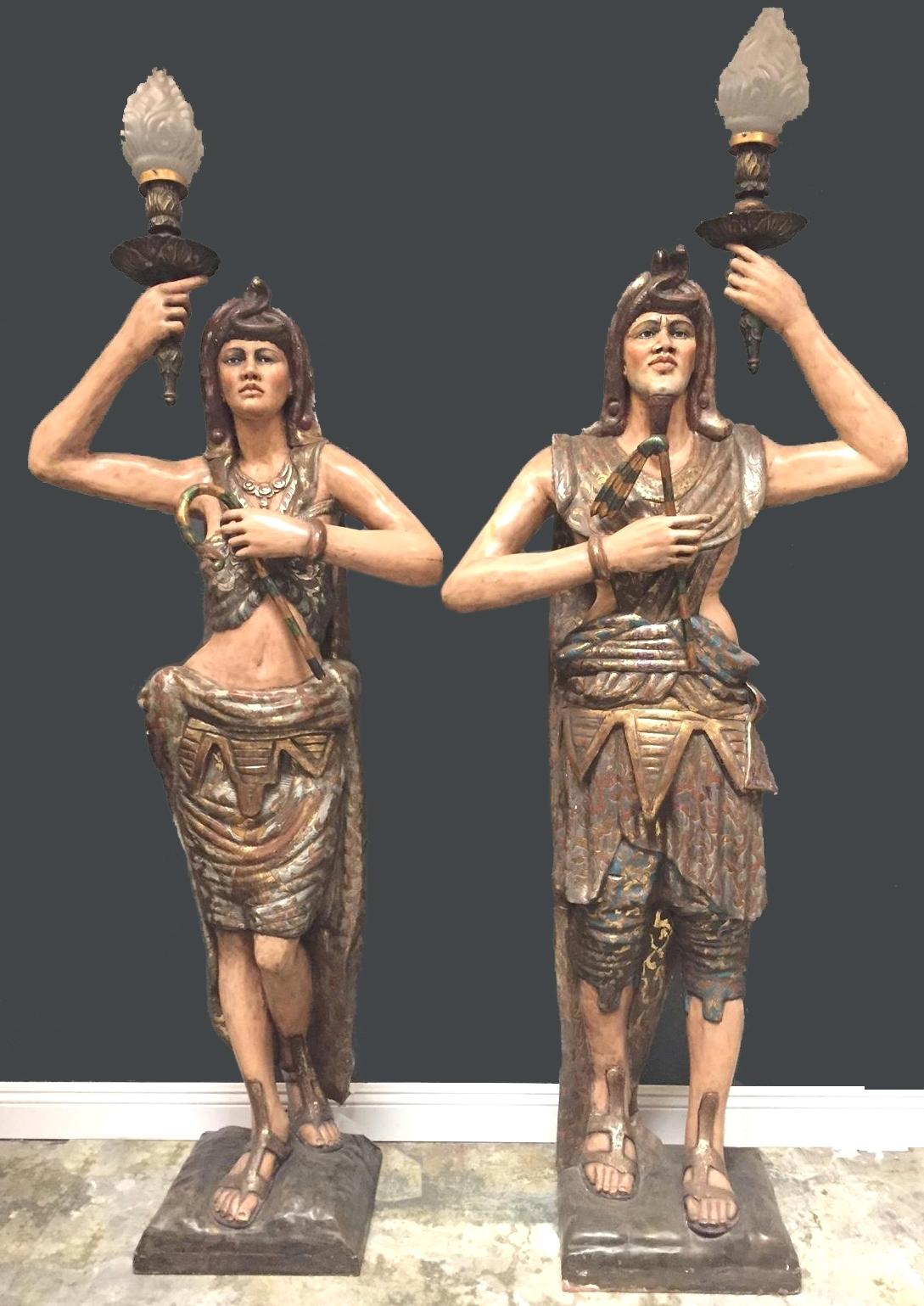 Doré Paire de torchères figuratives italiennes polychromées et peintes de style égyptien
