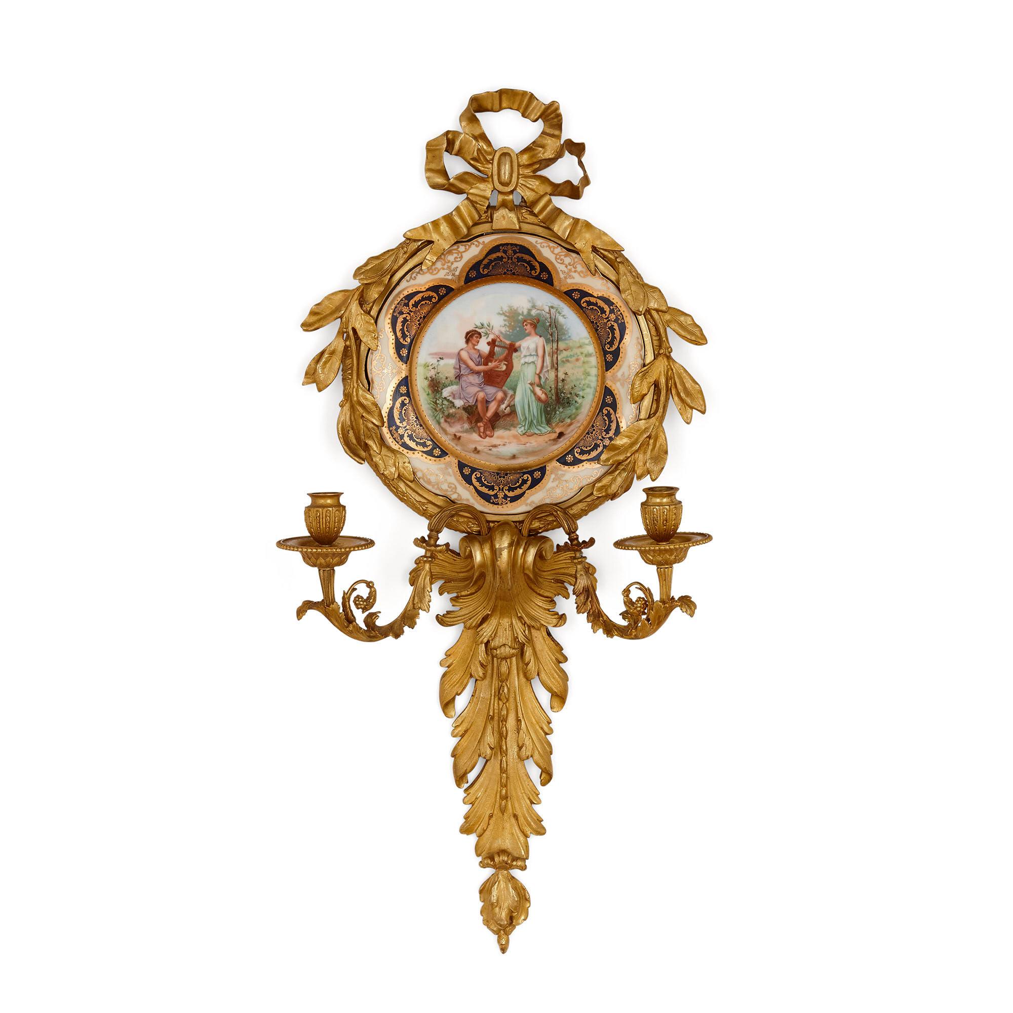 Pareja de apliques de porcelana italiana y bronce dorado de Pauly & Co.
Italiano, principios del siglo XX
Medidas: Alto 77cm, ancho 40cm, fondo 13cm

Este fino par de apliques es obra de la firma veneciana Pauly & Co. Cada candelabro tiene un