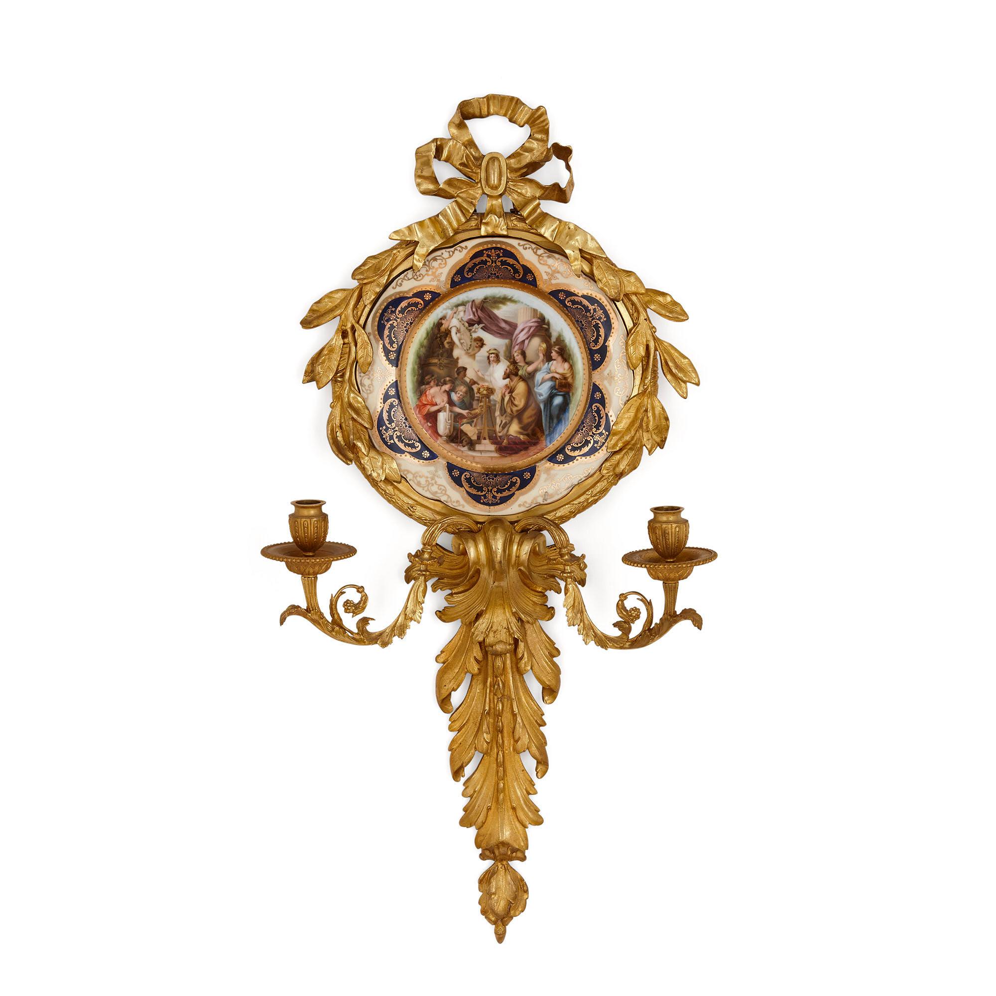 Pareja de candelabros de porcelana italiana y bronce dorado de Pauly & Co. Neoclásico en venta