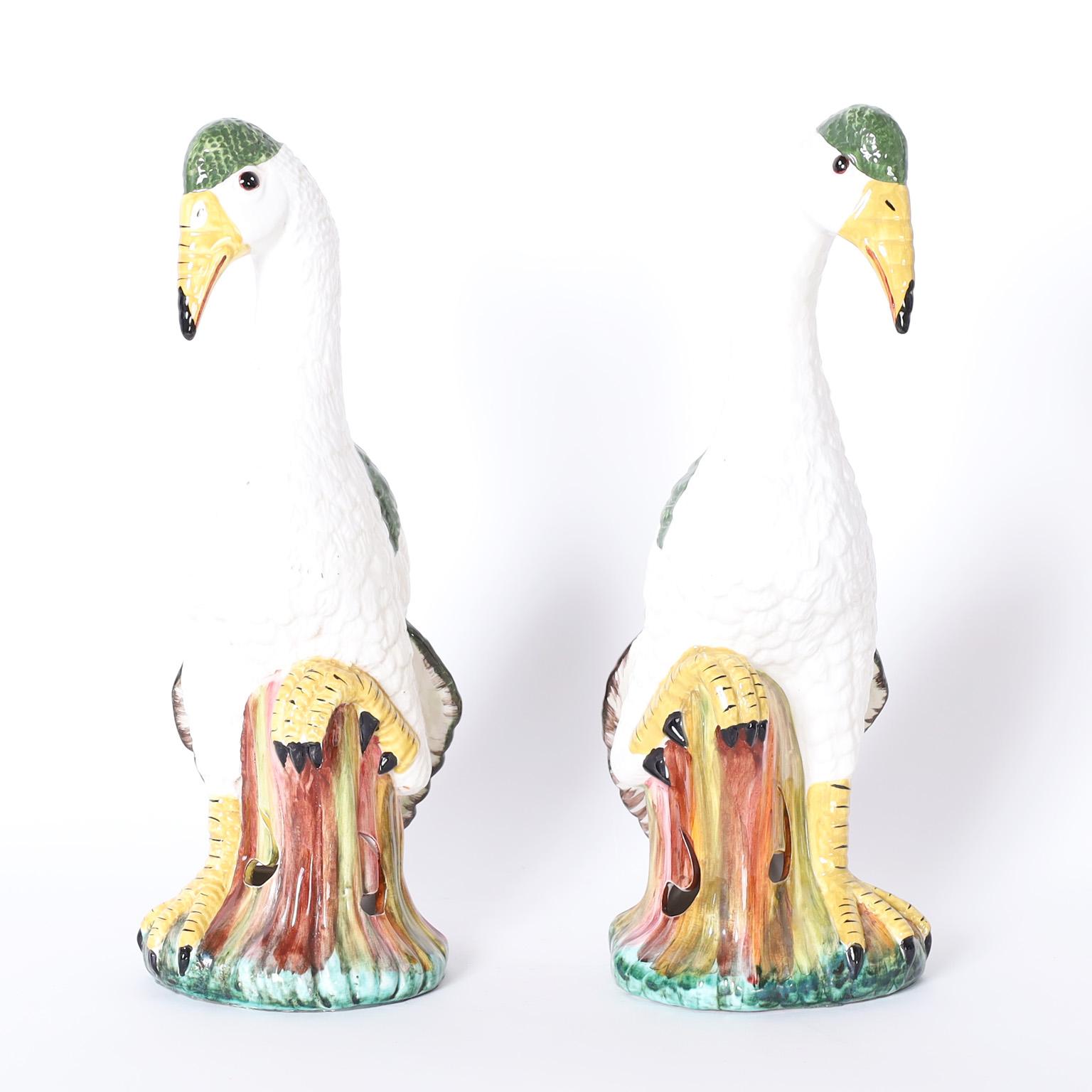 Paire d'oiseaux décoratifs italiens en céramique ou porcelaine majolique, décorés et émaillés. Signé Meiselman sur le bas.