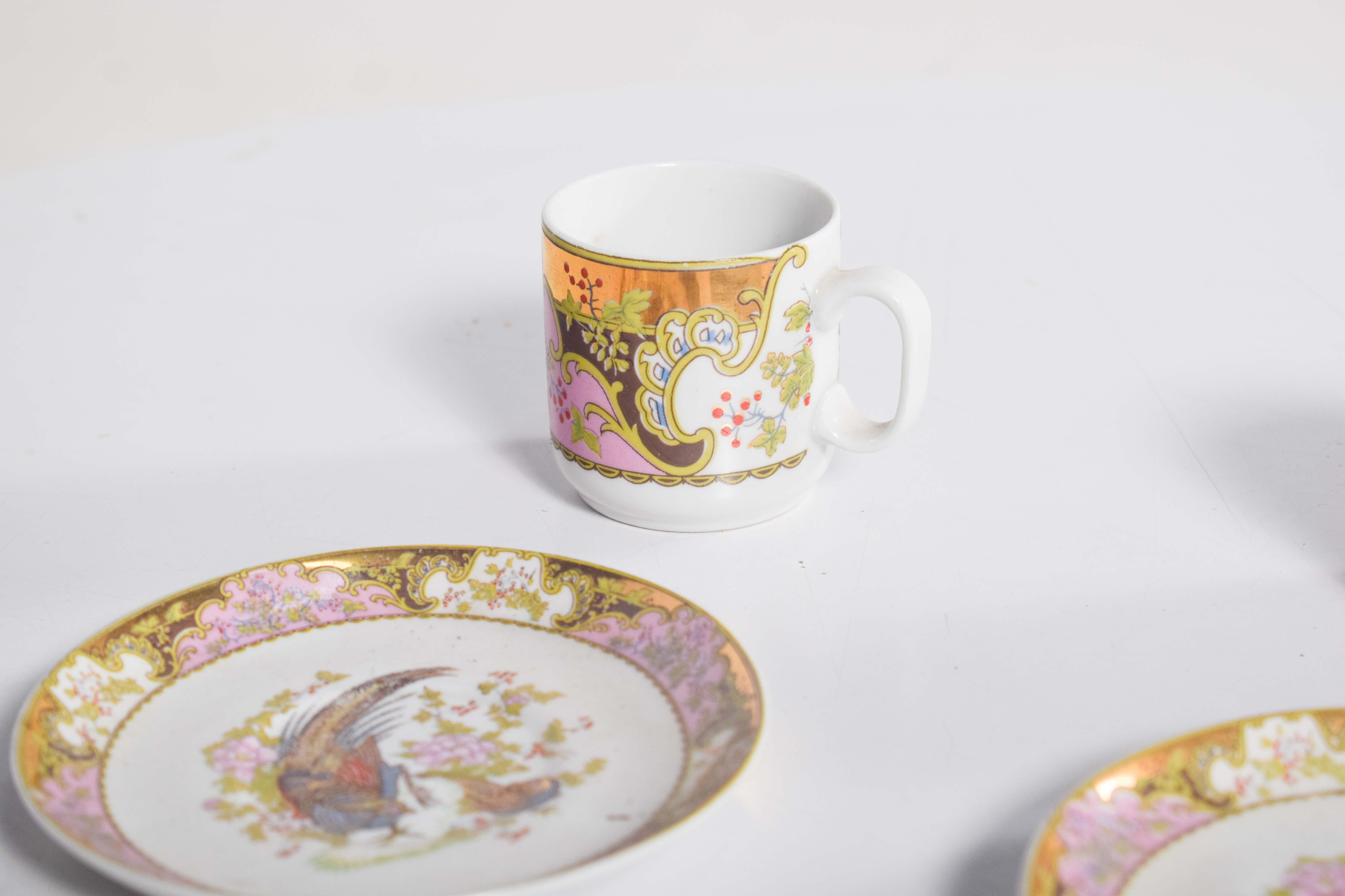 Cette exquise paire de tasses à café en porcelaine italienne, marquée 