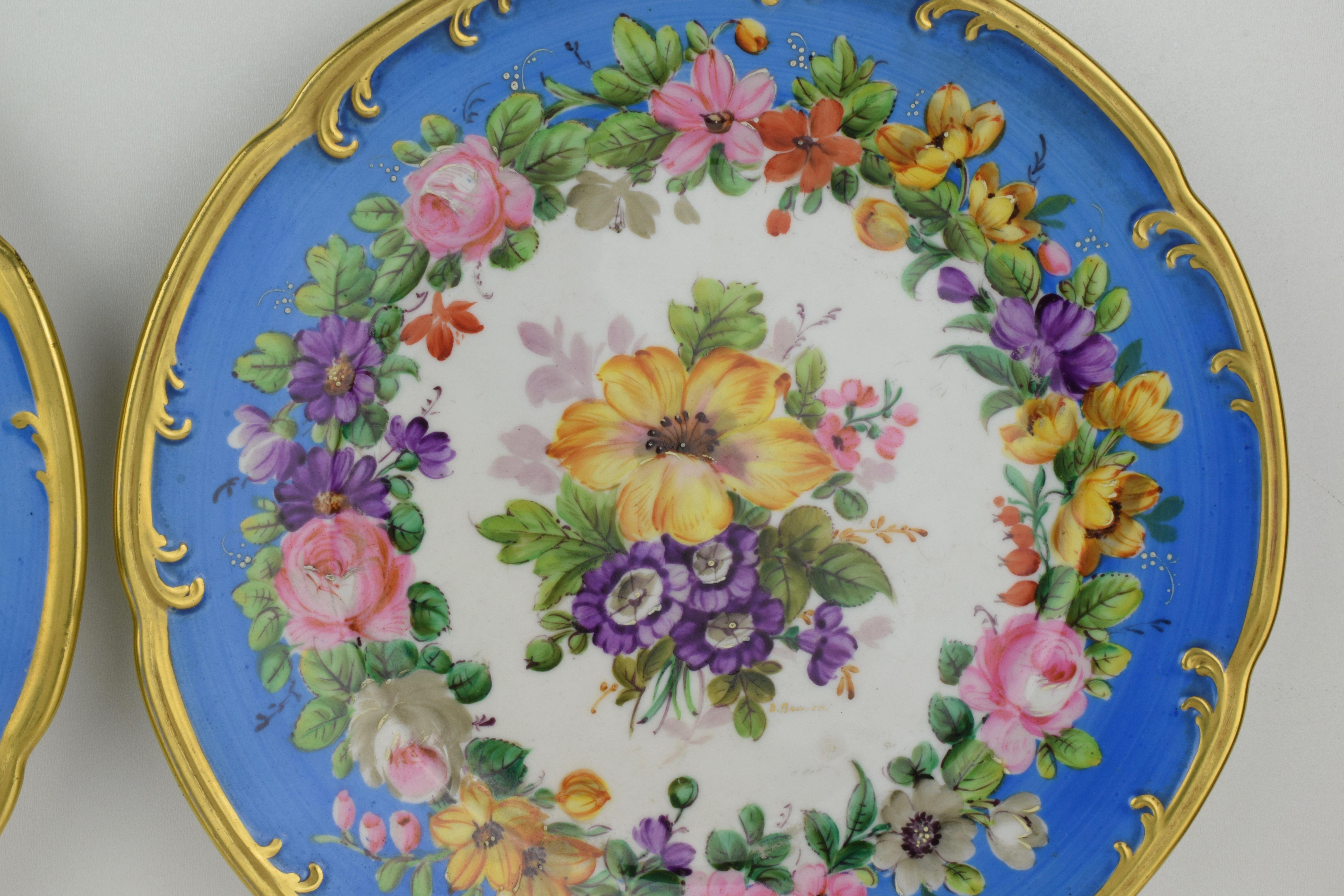 Pareja de Platos de Porcelana Italiana con Flores sobre Fondo Blanco y Azul Pintado a mano en venta