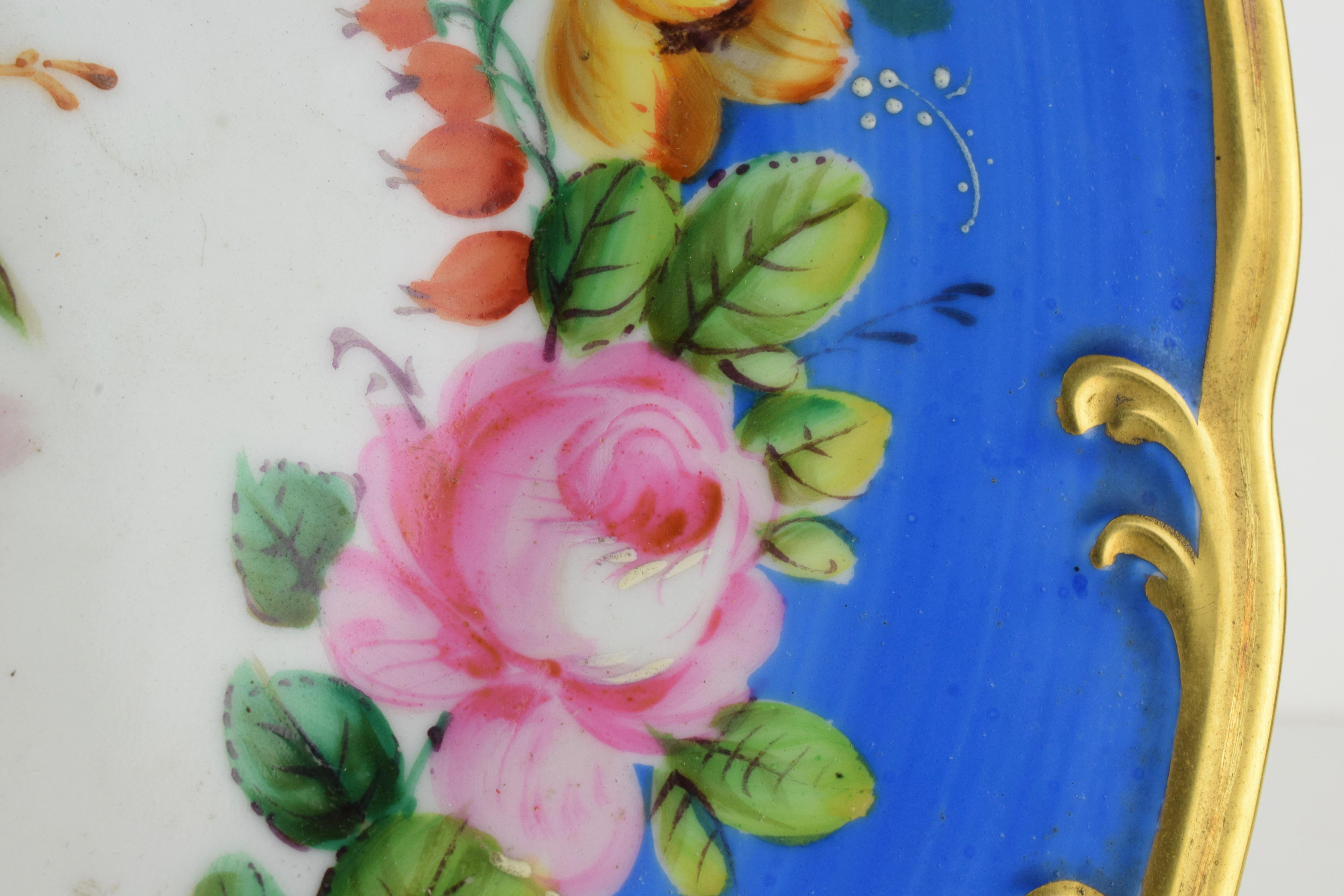 Paar italienische Porzellanteller mit Blumen auf weißem und blauem Hintergrund im Angebot 3